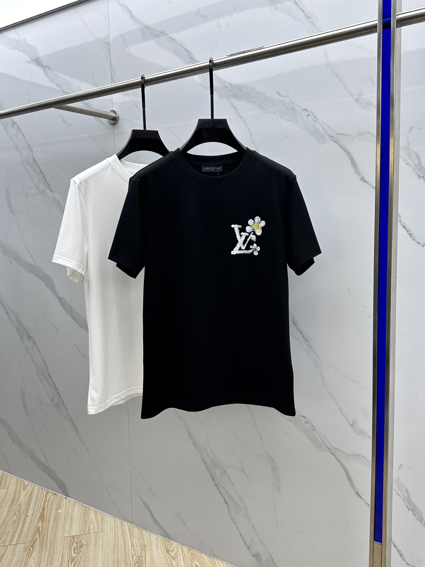 NO:473555,1V* Louis Vuitton 2025FW spring and summer new round neck bottoming T-shirt, three-dimensional logo conventional half-sleeved cotton base T-shirt, cotton, feel glutinous and skin-skinned, soft and tough. Processing, toughness and wrinkle resistance have been greatly improved. Cutting is in place, the chest logo printing process is extremely recognizable. Three standards are complete, and single-wear base must be necessary. Men and women's same luo code S-XXL,,louis vuitton,tees, t-shirt,alexander wang198609091V*路易威登 2025FW春夏新品圆领打底外穿T恤,立体感logo常规半袖纯棉打底T恤,棉,手感面糯有骨感,柔而有韧性.工艺处理,韧性和抗皱性能得到大幅度提高.剪裁到位,胸前logo印花工艺,辨识度极高.三标齐全,单穿打底必备单品. 男女同款luo 码数S-XXL,,louis vuitton,tees，t-shirt,alexander wang,Men's clothing