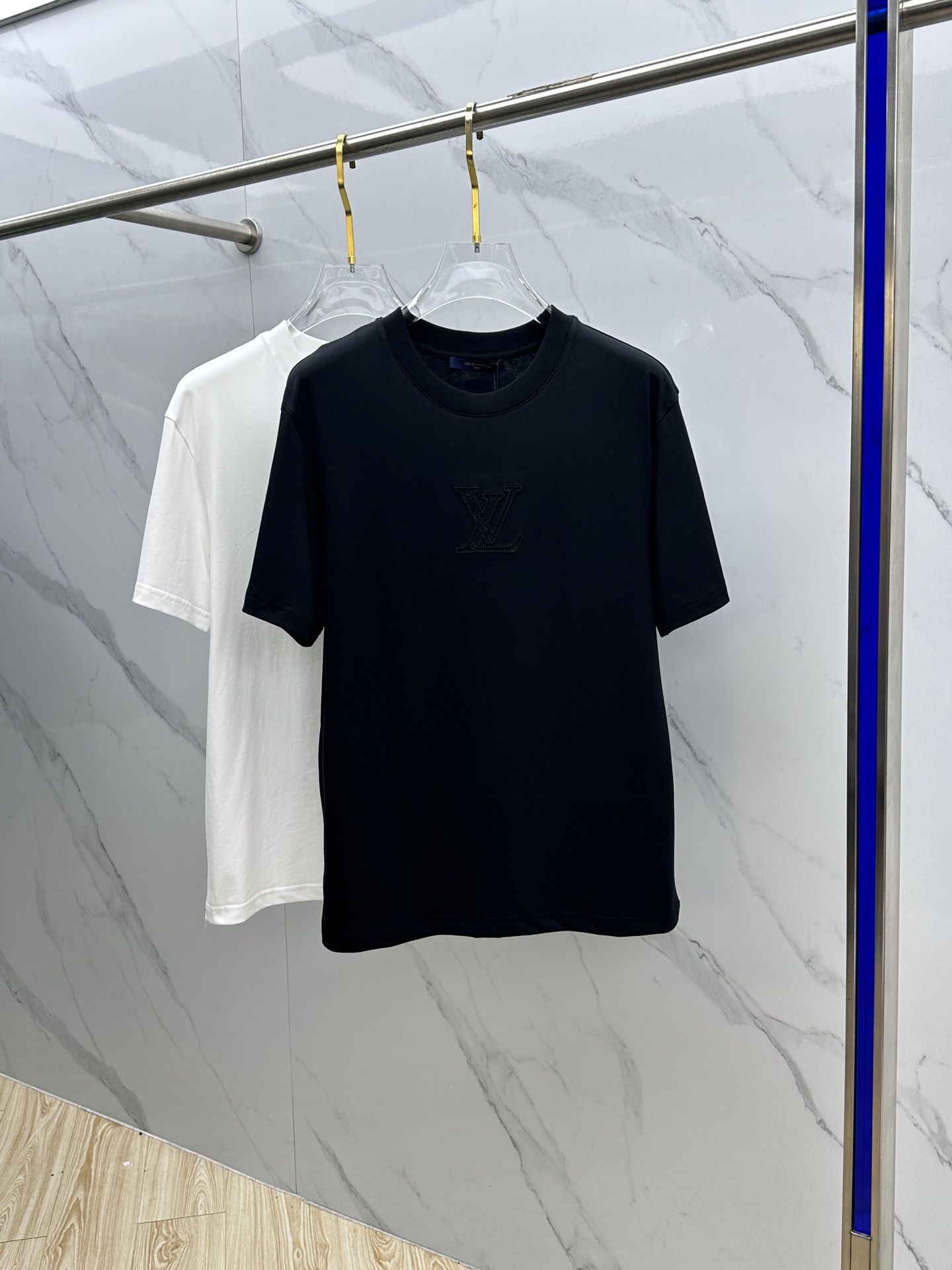 NO:482205,1V* Louis Vuitton 2025 spring and summer new first-time counter latest short-sleeved round-neck T-shirt, high-end customization, avant-garde and fashionable design!  Brand logo embroidery craft design, high-end customized long-length cotton fabric. It feels soft and textured, comfortable to wear. The counter-level exquisite car line is fine. The workmanship is exquisite. The upper body effect is invincible and handsome!  A must-have item for handsome men!  Complete three standards, close your eyes and enter!  Hei original single production code number M-3XL, louis vuitton, T-shirt,tees, t-shirt,alexander wang198609091V*路易威登 2025春夏新款首发专柜最新款短袖圆领T恤 高端订制 设计前卫时尚！品牌logo刺绣工艺设计 高端定制长绒棉面料.手感柔软有质感,穿着舒适.专柜级别精致车线.做工精细.上身效果无敌帅气！型男必备单品！三标齐全,闭眼入！ hei原单出品 码数M-3XL,,louis vuitton,T-shirt,tees，t-shirt,alexander wang,Men's clothing