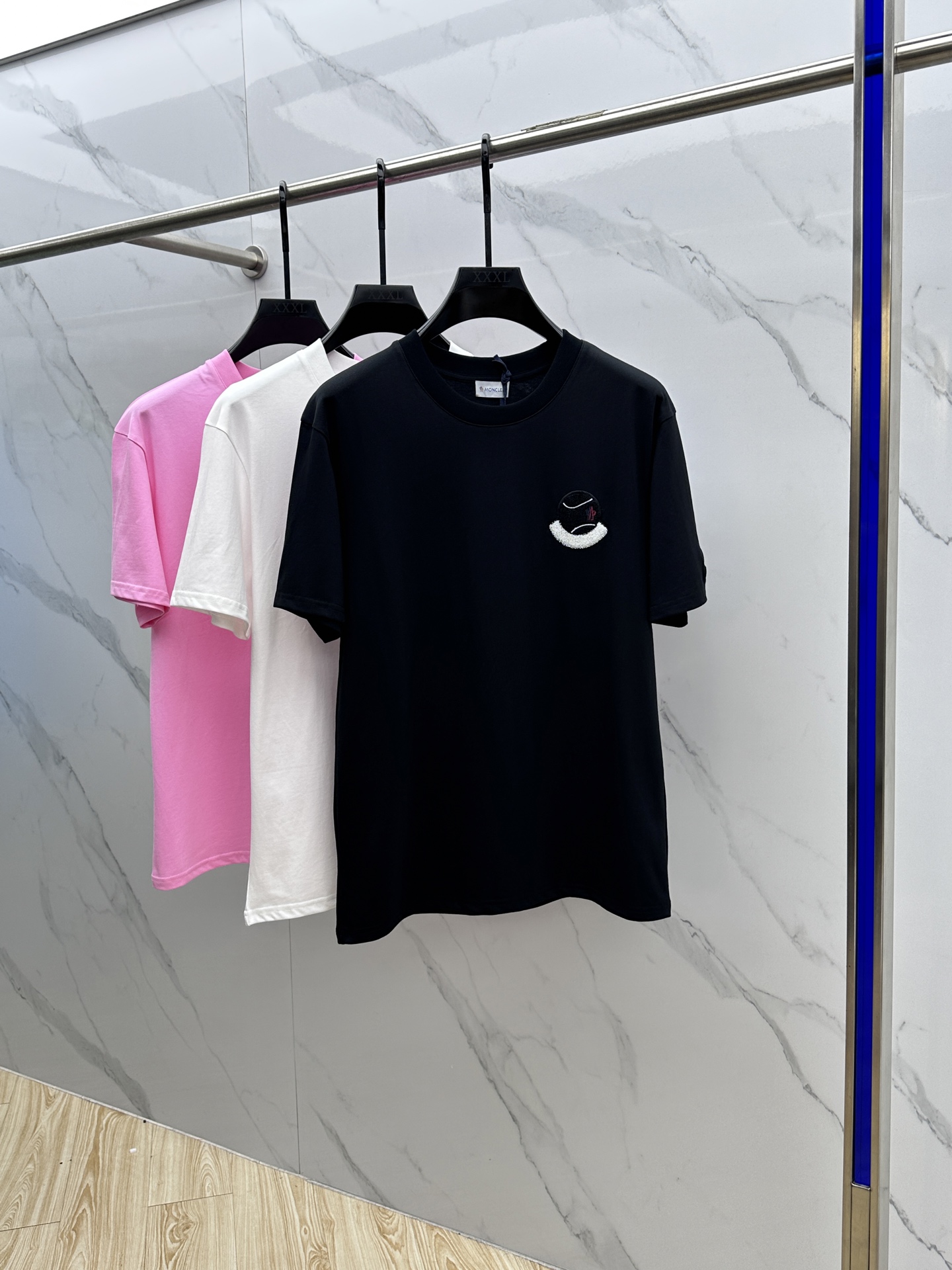 NO:449994,Moncler* cover the mouth 2025 spring and summer new style first-time counter latest short-sleeved round-neck T-shirt, high-end customization, avant-garde and fashionable design!  Brand logo embroidery craft design, high-end customized long-length cotton fabric. It feels soft and textured, comfortable to wear. The counter-level exquisite car line is fine. The workmanship is exquisite. The upper body effect is invincible and handsome!  A must-have item for handsome men!  Complete three standards, close your eyes and enter!  Hei original single production code number M-3XL, Moncler, T-shirt,tees, t-shirt,alexander wang19860909Moncler*蒙口 2025春夏新款首发专柜最新款短袖圆领T恤 高端订制 设计前卫时尚！品牌logo刺绣工艺设计 高端定制长绒棉面料.手感柔软有质感,穿着舒适.专柜级别精致车线.做工精细.上身效果无敌帅气！型男必备单品！三标齐全,闭眼入！ hei原单出品 码数M-3XL,,Moncler,T-shirt,tees，t-shirt,alexander wang,Men's clothing