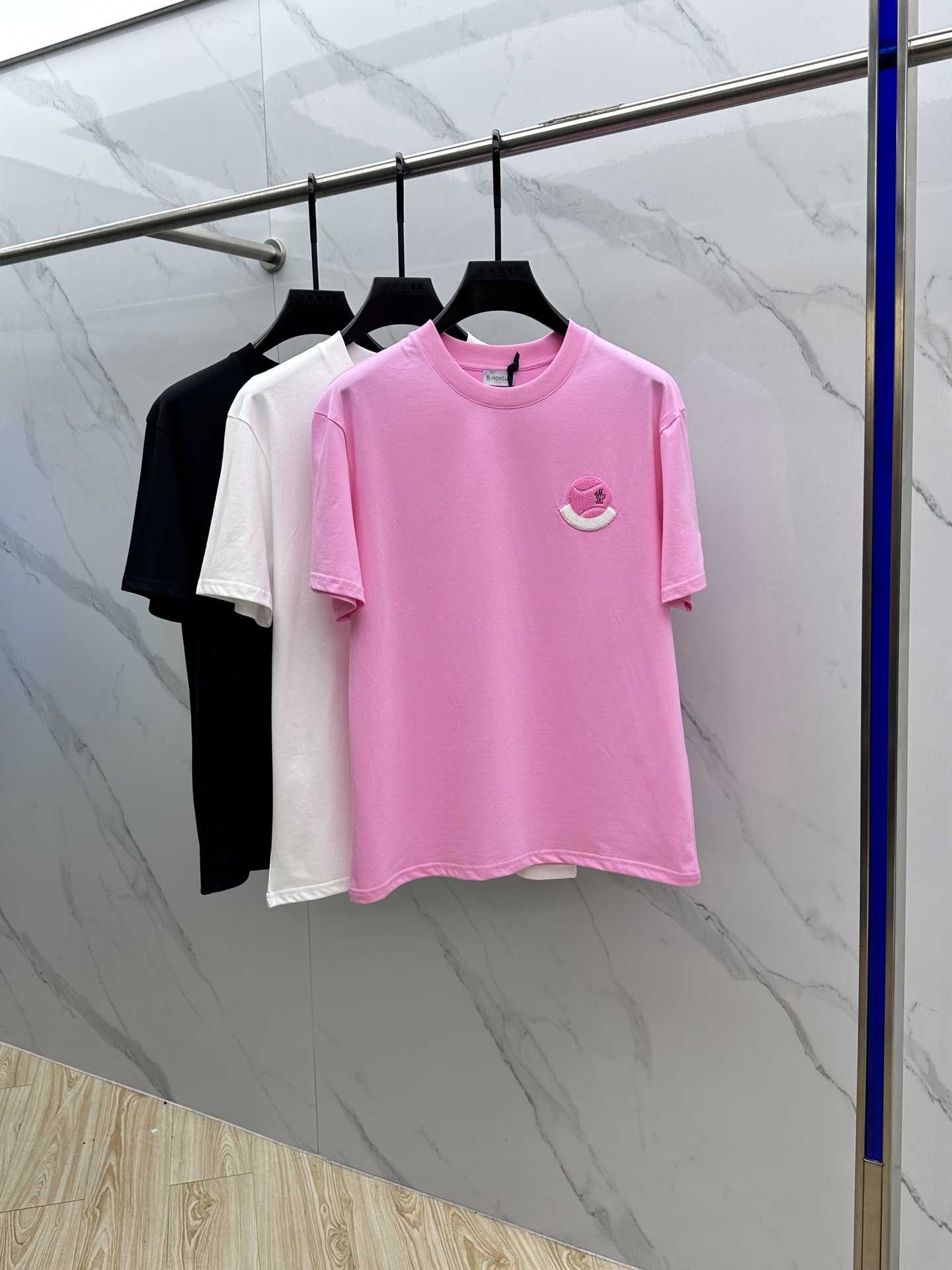 NO:464766,Moncler* cover the mouth 2025 spring and summer new style first-time counter latest short-sleeved round-neck T-shirt, high-end customization, avant-garde and fashionable design!  Brand logo embroidery craft design, high-end customized long-length cotton fabric. It feels soft and textured, comfortable to wear. The counter-level exquisite car line is fine. The workmanship is exquisite. The upper body effect is invincible and handsome!  A must-have item for handsome men!  Complete three standards, close your eyes and enter!  Hei original single production code number M-3XL, Moncler, T-shirt,tees, t-shirt,alexander wang19860909Moncler*蒙口 2025春夏新款首发专柜最新款短袖圆领T恤 高端订制 设计前卫时尚！品牌logo刺绣工艺设计 高端定制长绒棉面料.手感柔软有质感,穿着舒适.专柜级别精致车线.做工精细.上身效果无敌帅气！型男必备单品！三标齐全,闭眼入！ hei原单出品 码数M-3XL,,Moncler,T-shirt,tees，t-shirt,alexander wang,Men's clothing