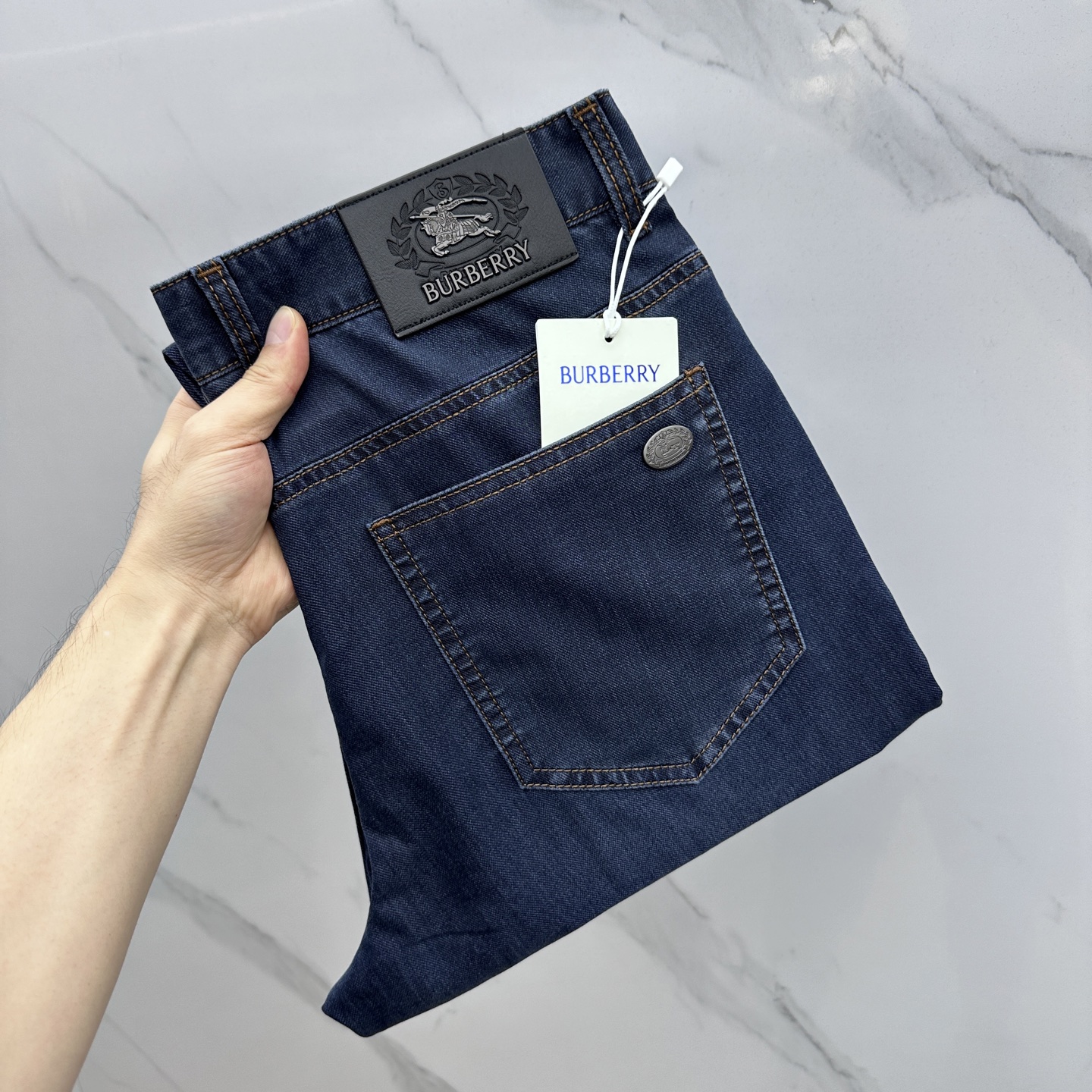 NO:428420,Burberry* Burberry High-end customization, 2025 early spring thin latest style jeans, available at the counter simultaneously, small straight-fitting style, imported color fixing fabric, original custom reproduction, customer-supplied hardware and auxiliary materials, original quality, heavy industry washing denim, excellent soft and comfortable feeling, fine workmanship and excellent upper body!  Preferred single product A11 original single product Number 29-38 No 35 No 37, Burberry, Burberry, Jeans, Alexander wang19860909Burberry*巴宝莉 高端定制、2025早春薄款最新款牛仔裤 柜台同步发售 小直筒版型,进口固色面料 原版定制复刻 客供五金辅料 原单品质 重工洗水牛仔布,柔软舒适感极好,做工走线精细 上身绝佳！优选单品 A11原单出品 码数29-38无35无37,,burberry,burberry,jeans,alexander wang,Men's clothing