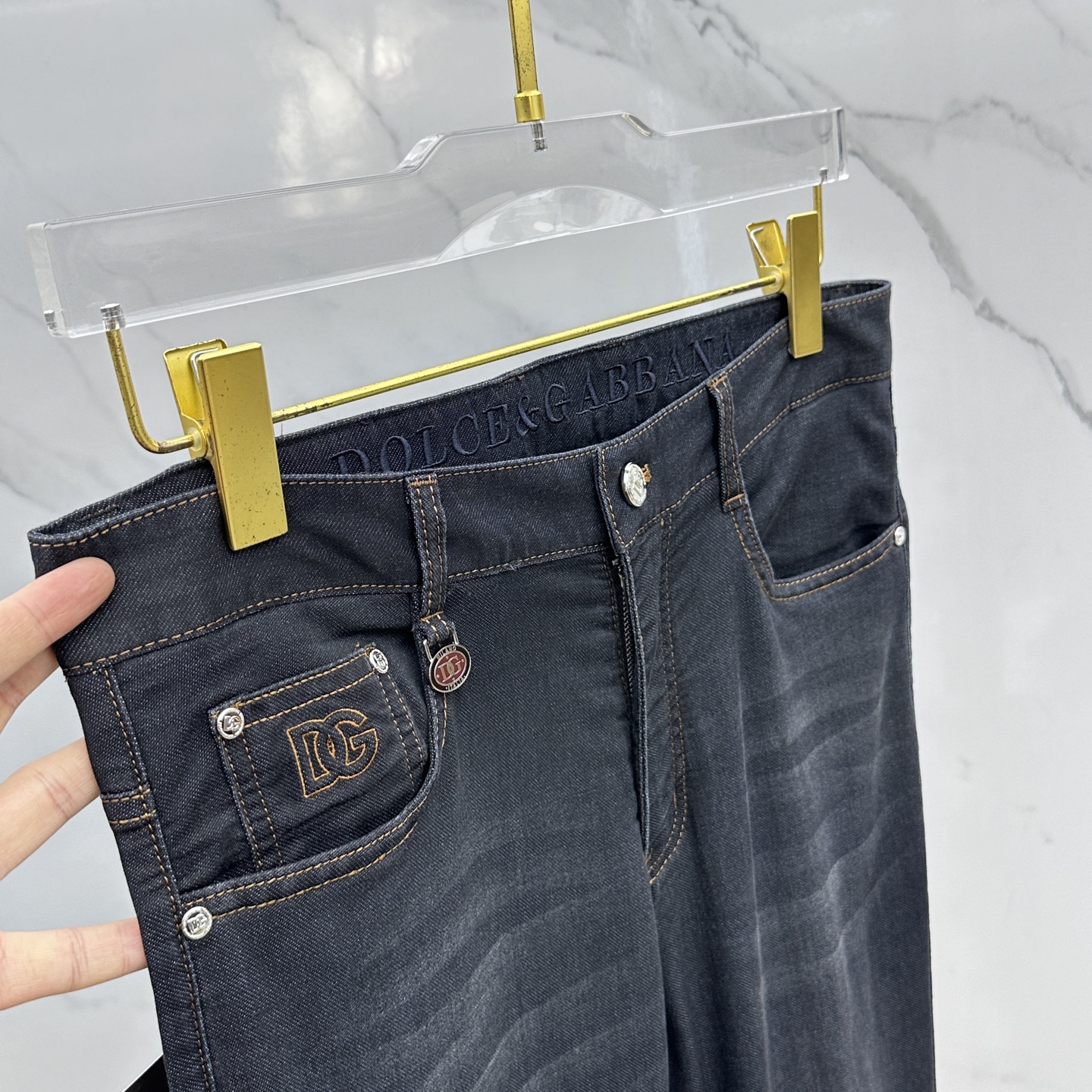  🆕DG*杜嘉班纳 🔥高端定制、2025早春薄款最新款牛仔裤 柜台同步发售 小直筒版型，进口固色面料 原