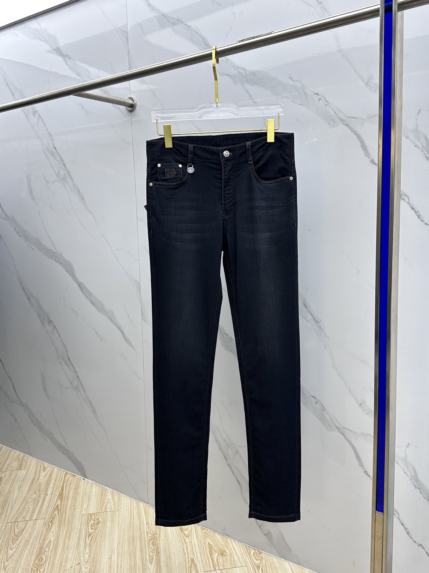  🆕DG*杜嘉班纳 🔥高端定制、2025早春薄款最新款牛仔裤 柜台同步发售 小直筒版型，进口固色面料 原