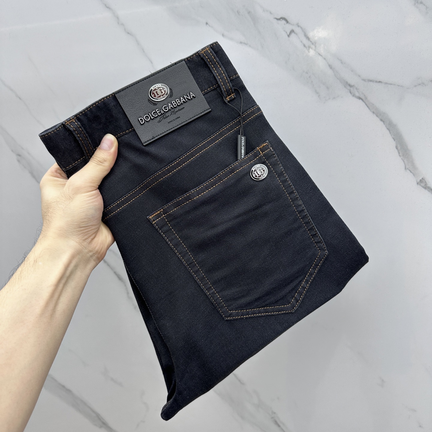 NO:428425,DG*Dougabanna High-end customization, 2025 early spring thin latest jeans, available at the counter simultaneously, small straight-fitting style, imported color fixing fabric, original custom reproduction, customer-supplied hardware and auxiliary materials, original quality, heavy industry washing denim, excellent soft and comfortable feeling, fine workmanship and excellent upper body!  Preferred single product A11 original single product Number 29-38 No 35 No 37, Dolce & Gabbana, jeans, alexander wang19860909DG*杜嘉班纳 高端定制、2025早春薄款最新款牛仔裤 柜台同步发售 小直筒版型,进口固色面料 原版定制复刻 客供五金辅料 原单品质 重工洗水牛仔布,柔软舒适感极好,做工走线精细 上身绝佳！优选单品 A11原单出品 码数29-38无35无37,,Dolce&Gabbana,jeans,alexander wang,Men's clothing