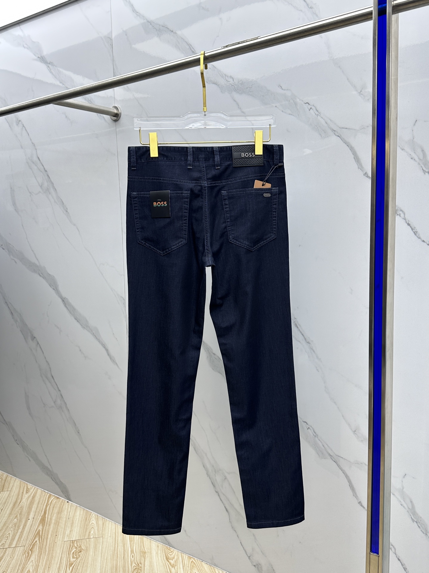  🆕BOSS  🔥高端定制、2025早春薄款最新款牛仔裤 柜台同步发售 小直筒版型，进口固色面料 原版定