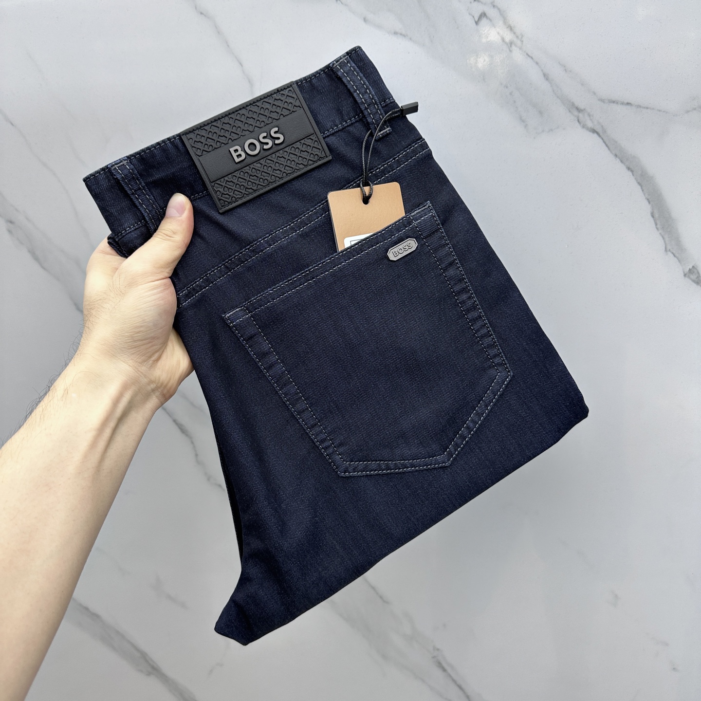 NO:464738,BOSS high-end customization, 2025 early spring thin jeans, the latest style of jeans, sold at the counter simultaneously, small straight-piece style, imported color fixing fabric, original custom reproduction, customer-supplied hardware and auxiliary materials, original quality, heavy industry washing denim, excellent soft and comfortable, fine workmanship and excellent upper body!  Preferred single product A11 original single product Number 29-38 No 35 No 37, jeans, alexander wang19860909BOSS 高端定制、2025早春薄款最新款牛仔裤 柜台同步发售 小直筒版型,进口固色面料 原版定制复刻 客供五金辅料 原单品质 重工洗水牛仔布,柔软舒适感极好,做工走线精细 上身绝佳！优选单品 A11原单出品 码数29-38无35无37,,jeans,alexander wang,Men's clothing