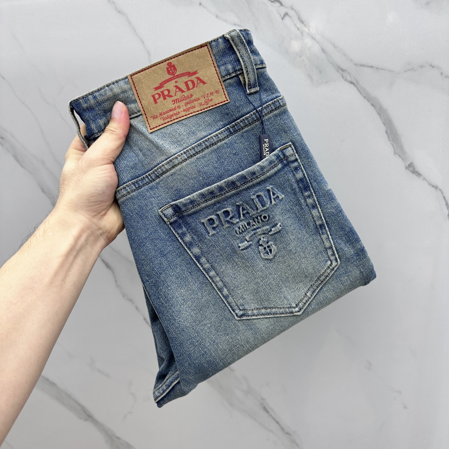 NO:428364,Price adjustment Prad*Prada High-end customization, the latest jeans in early spring 2025 are on sale at the counter simultaneously. Imported color fixing fabrics. Original custom reproduction. Customer-supplied hardware and accessories. Original quality. Heavy industry washing. Fine workmanship and excellent upper body!  Preferred single product A10 produced with 30-38 no 35.37, prada, prada, jeans, alexander wang19860909调价 Prad*普拉达 高端定制、2025早春最新款牛仔裤 柜台同步发售 进口固色面料 原版定制复刻 客供五金辅料 原单品质 重工洗水 做工走线精细 上身绝佳！优选单品 A10出品 码数30-38无35.37,,prada,prada,jeans,alexander wang,Men's clothing