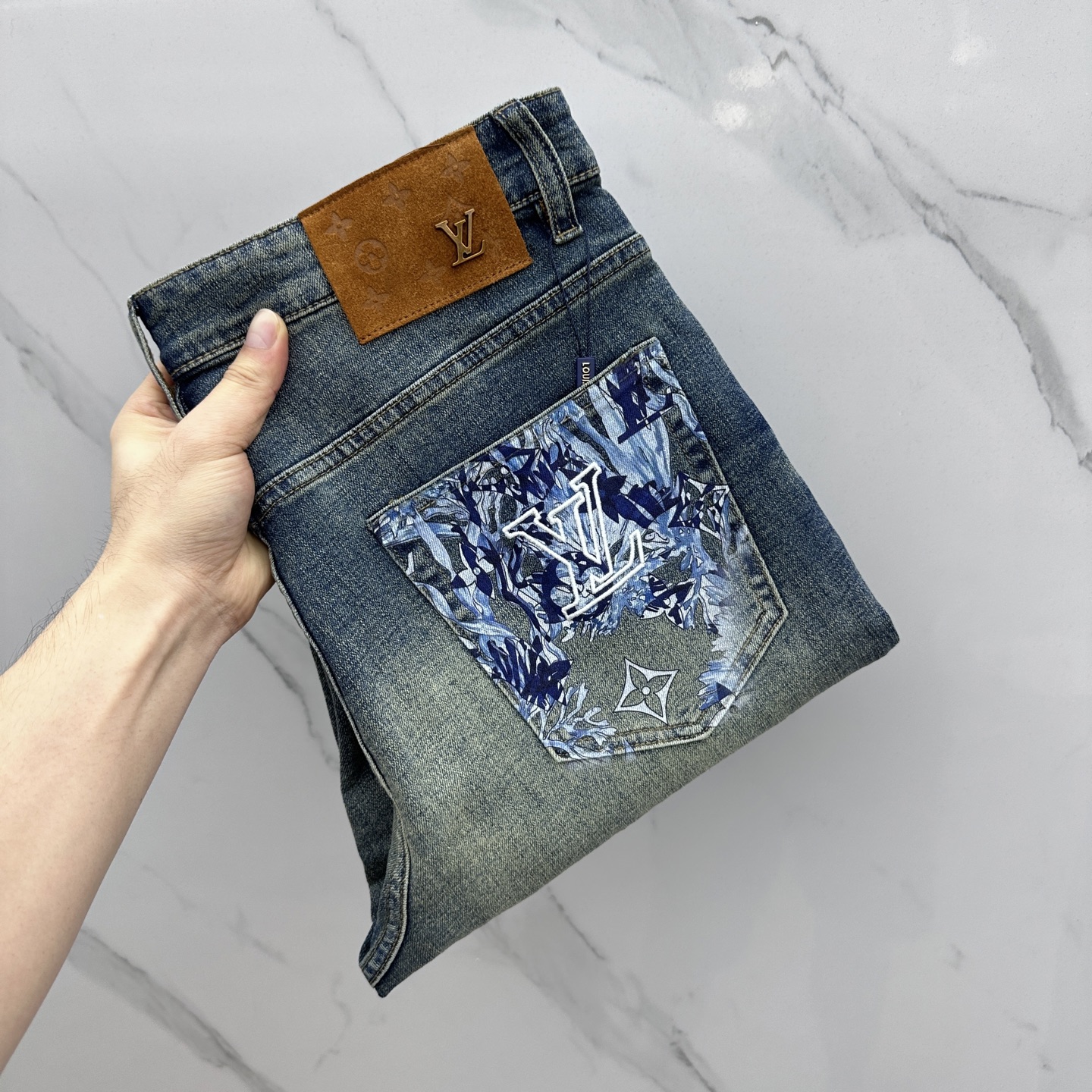 NO:428358,Price adjustment 1V* Louis Vuitton High-end customization, the latest jeans in early spring 2025 are on sale at the counter simultaneously Imported color fixing fabrics Original custom reproduction Customer-supplied hardware accessories Original quality Heavy industry washing water, fine workmanship wiring, excellent upper body!  Preferred single product A10 produced with 30-38 no 35.37, louis vuitton, jeans, alexander wang19860909调价 1V*路易威登 高端定制、2025早春最新款牛仔裤 柜台同步发售 进口固色面料 原版定制复刻 客供五金辅料 原单品质 重工洗水 做工走线精细 上身绝佳！优选单品 A10出品 码数30-38无35.37,,louis vuitton,jeans,alexander wang,Men's clothing