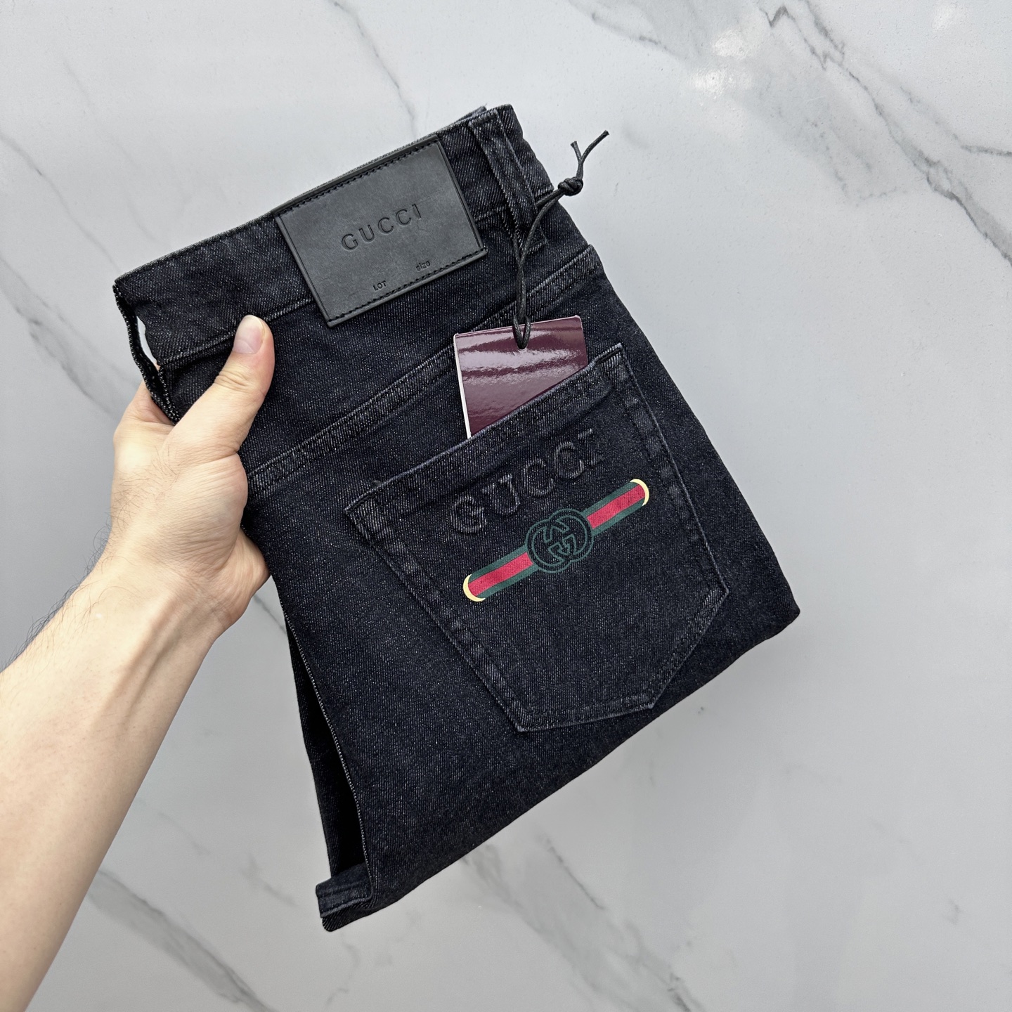 NO:426056,Price adjustment Gucci* Gucci High-end customization, the latest jeans in early spring 2025 are on sale at the counter simultaneously. Imported color fixing fabrics. Original custom reproduction. Customer-supplied hardware and accessories. Original quality. Heavy industry washing. Fine workmanship and excellent upper body!  Preferred single product A10 produced with 30-38 no 35.37, gucci, gucci, jeans, alexander wang19860909调价 Gucci*古驰 高端定制、2025早春最新款牛仔裤 柜台同步发售 进口固色面料 原版定制复刻 客供五金辅料 原单品质 重工洗水 做工走线精细 上身绝佳！优选单品 A10出品 码数30-38无35.37,,gucci,gucci,jeans,alexander wang,Men's clothing