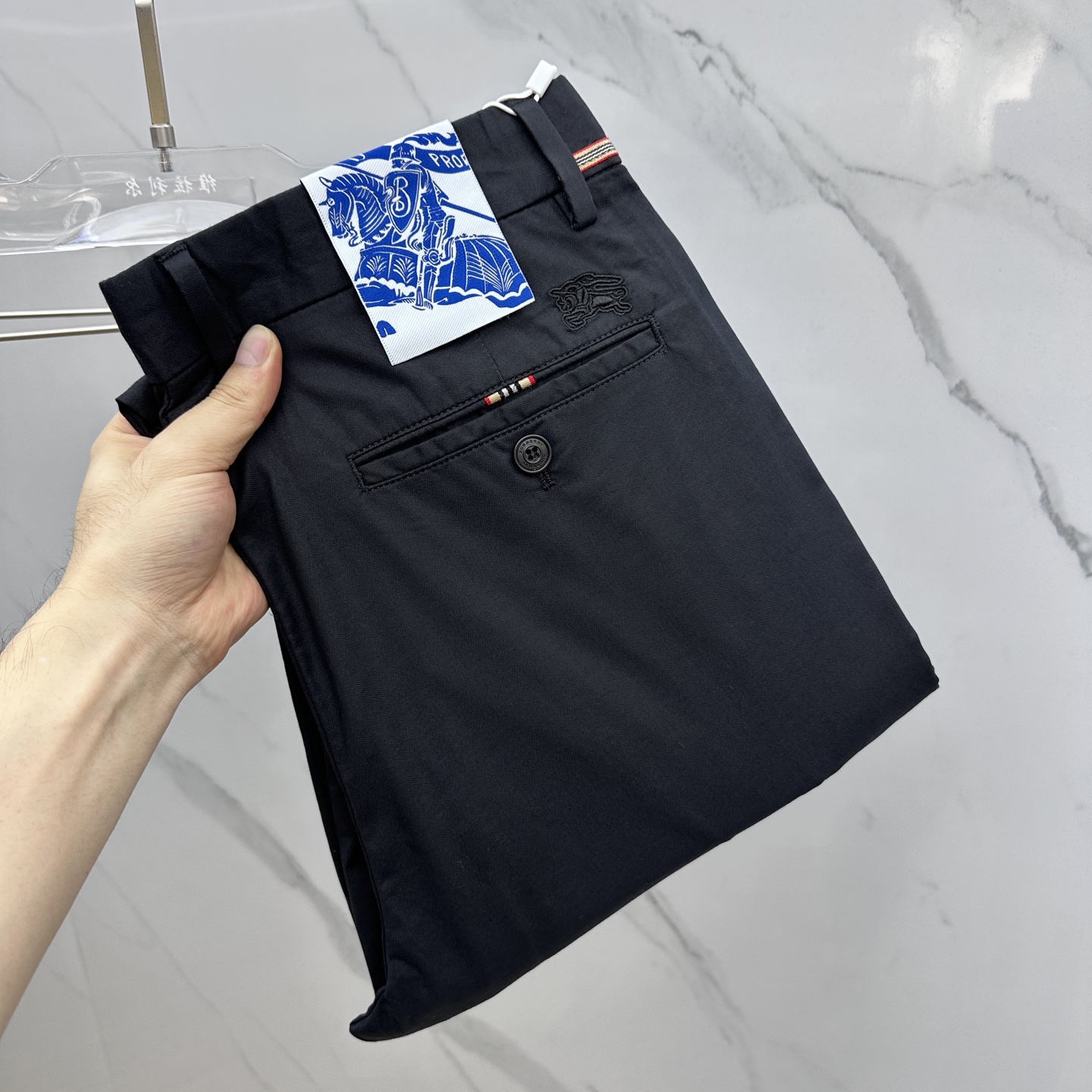 NO:464725,Burberry* Burberry's new spring and summer 2025 casual trousers and trousers are released simultaneously on the official website, trouser body craft design, imported customer-supplied auxiliary materials, fabric customization, and OEM products are free of inspection!  Every detail is the ultimate, the original hardware accessories are trendy and stylish, and they are a must-have item for trendy people!  Original production of A11!  Number of codes 29-38 None 35.37, burberry, burberry, alexander wang19860909Burberry*巴宝莉 2025春夏新品休闲裤西裤,官网同步发售,裤身工艺设计,进口客供辅料、面料定制,代工厂出品免检！每个细节做到极致,原版五金配件,潮范十足、上身有型帅气,潮人必备单品！ A11原单出品！ 码数29-38无35.37,,burberry,burberry,alexander wang,Men's clothing