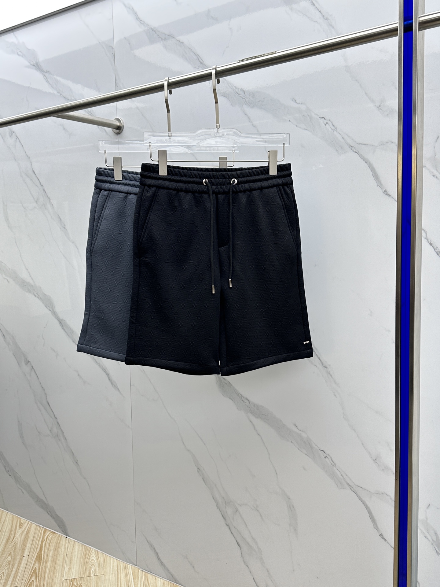 NO:419184,1V* Louis Vuitton 25ss Summer New Casual Shorts!  The channels are sparse, and the fashion items are super popular and synchronized. They are good at following the most fashionable mid-sized shorts in the new season on the basis of following the practical wearability!  The pure cotton fabric is made of exquisite texture, comfortable and breathable fabric, which is cool and textured!  The micro-label elastic waist design has a very versatile upper body effect. The most popular new simple and atmospheric element of this season, and the low-key and versatile combination fully interprets the most popular design this summer. It is relaxed and comfortable and pleasant to wear. It can be matched at will, and the upper body is easy to wear and fashionable!  Hei size M-3XL, louis vuitton, shorts, alexander wang198609091V*路易威登 25ss夏季新款休闲短裤！渠道稀出,超级火爆同步时尚单品,擅长在遵循实穿性的基础上,新季最时髦的中裤短裤！ 纯棉面料质感精制而成,舒适透气的面料,穿着相当凉爽有质感！微标松紧腰设计,版型上身效果非常百搭,本季最出圈新型简约大气元素,搭配低调百搭把今年夏天最流行的设计演绎的淋漓尽致,穿着松弛有度,舒适宜人,任意搭配,上身轻松穿时尚造型感！ hei尺码M-3XL,,louis vuitton,shorts,alexander wang,Men's clothing