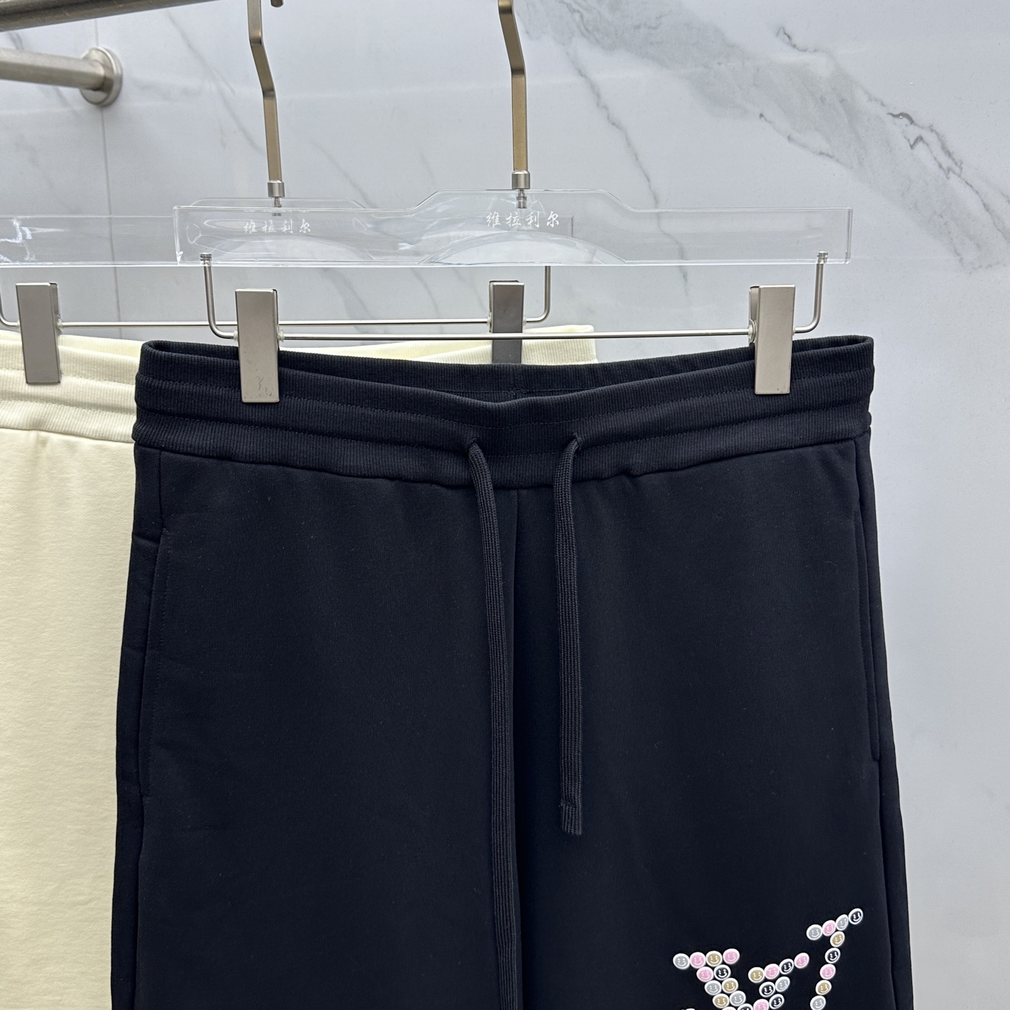  🆕1V*路易威登 2025春夏新款男士休闲抽绳短裤 高端货简洁时尚大方 简洁利落又清爽 品质做工细节经