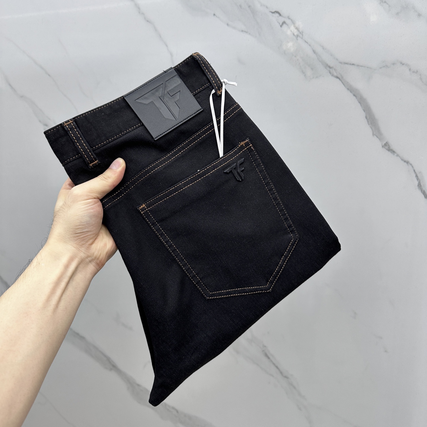 NO:428430,TF high-end customization, 2025 early spring thin latest jeans, available at the counter simultaneously, small straight-piece version, imported color fixing fabric, original custom reproduction, customer-supplied hardware and auxiliary materials, original quality, heavy industry washing denim, excellent soft and comfortable feeling, fine workmanship and excellent upper body!  Complete three standards, preferred single products A11 original single product, number 29-38, no 35, no 37,,tom ford,jeans,alexander wang19860909TF 高端定制、2025早春薄款最新款牛仔裤 柜台同步发售 小直筒版型,进口固色面料 原版定制复刻 客供五金辅料 原单品质 重工洗水牛仔布,柔软舒适感极好,做工走线精细 上身绝佳！三标齐全,优选单品 A11原单出品 码数29-38无35无37,,tom ford,jeans,alexander wang,Men's clothing