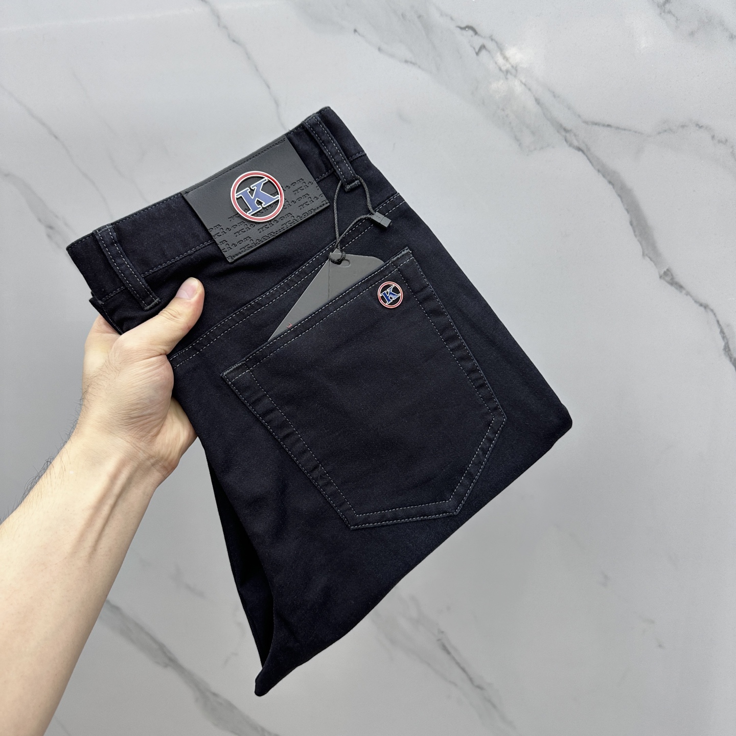 NO:428409,Kiton high-end customization, the latest jeans in early spring 2025, available at the counter, small straight-fitting style, imported color fixing fabric, original custom reproduction, customer-supplied hardware accessories, original quality, heavy industry washing denim, excellent soft and comfortable feeling, fine workmanship and excellent upper body!  Preferred single product A11 original single product Number 29-38 No 35 No 37, jeans, alexander wang19860909Kiton 高端定制、2025早春薄款最新款牛仔裤 柜台同步发售 小直筒版型,进口固色面料 原版定制复刻 客供五金辅料 原单品质 重工洗水牛仔布,柔软舒适感极好,做工走线精细 上身绝佳！优选单品 A11原单出品 码数29-38无35无37,,jeans,alexander wang,Men's clothing