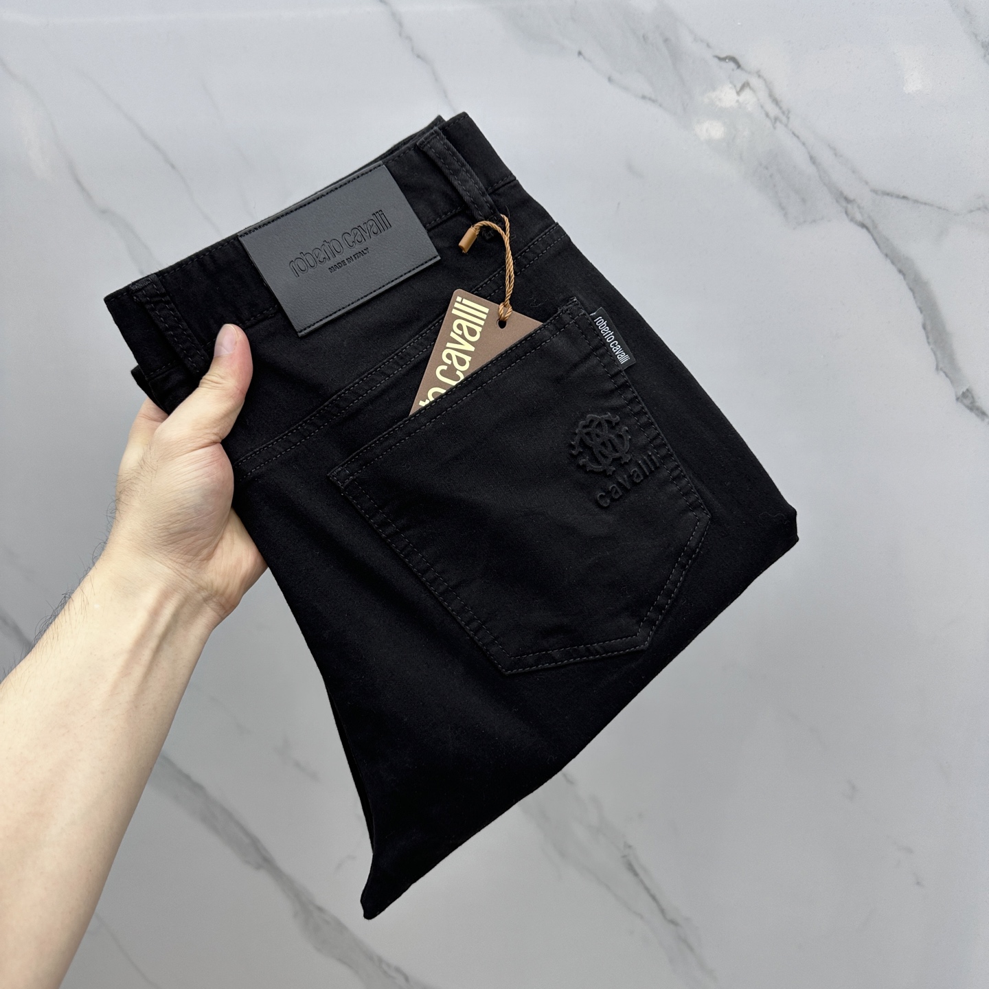 NO:428373,Cavalli, high-end customization, the latest jeans in early spring 2025, available at the counter, small straight-fitting style, imported color fixing fabric, original custom reproduction, customer-supplied hardware and auxiliary materials, original quality, heavy industry washing denim, excellent soft and comfortable feeling, fine workmanship and excellent upper body!  Preferred single product A11 original single product Number 29-38 No 35 No 37, jeans, alexander wang19860909卡瓦利 高端定制、2025早春薄款最新款牛仔裤 柜台同步发售 小直筒版型,进口固色面料 原版定制复刻 客供五金辅料 原单品质 重工洗水牛仔布,柔软舒适感极好,做工走线精细 上身绝佳！优选单品 A11原单出品 码数29-38无35无37,,jeans,alexander wang,Men's clothing