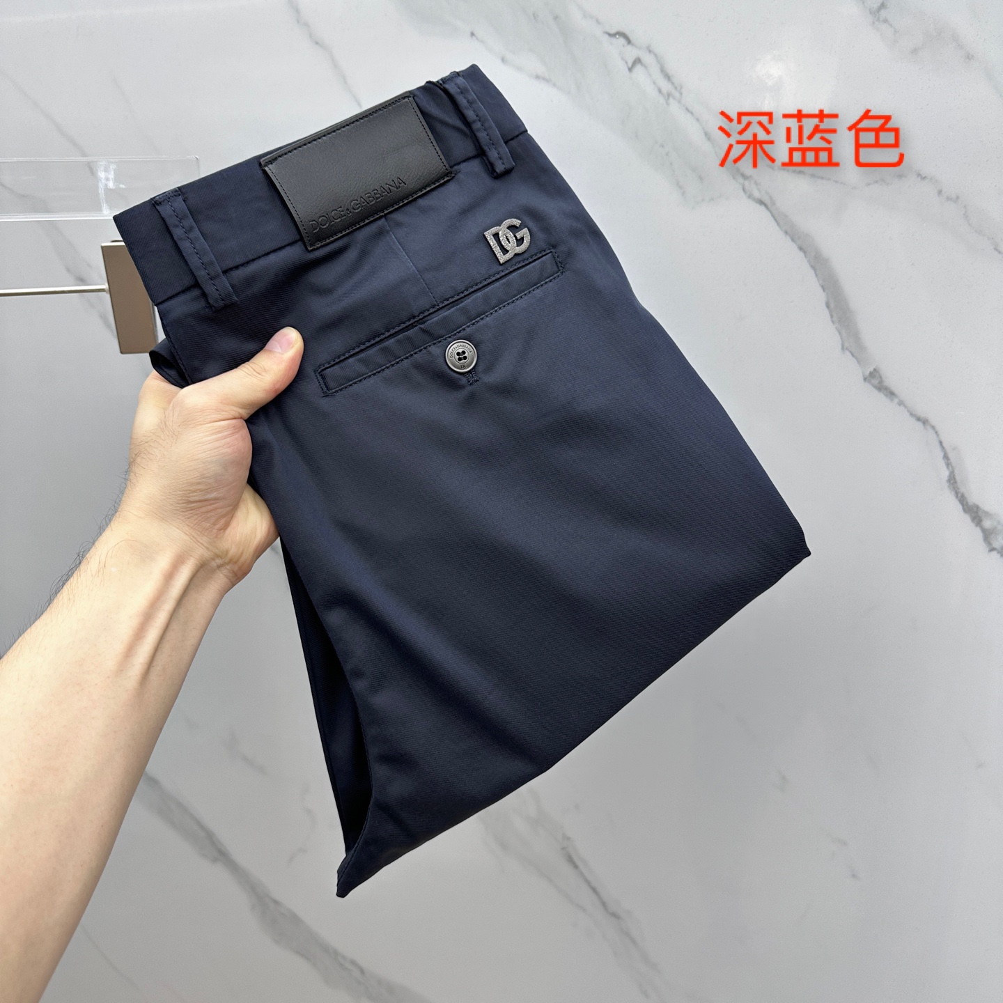 NO:428351,DG*Dougabanna 2025 spring and summer new casual trousers, simultaneously released on the official website, trouser body craft design, imported customer-supplied auxiliary materials, fabric customization, and OEM products are free of inspection!  Every detail is the ultimate, the original hardware accessories are trendy, stylish and handsome, complete with three standards, and a must-have item for trendy people!  Original production of A11!  Number of codes 29-38 None 35.37, Dolce & Gabbana, alexander wang19860909DG*杜嘉班纳 2025春夏新品休闲裤西裤,官网同步发售,裤身工艺设计,进口客供辅料、面料定制,代工厂出品免检！每个细节做到极致,原版五金配件,潮范十足、上身有型帅气,三标齐全,潮人必备单品！ A11原单出品！ 码数29-38无35.37,,Dolce&Gabbana,alexander wang,Men's clothing