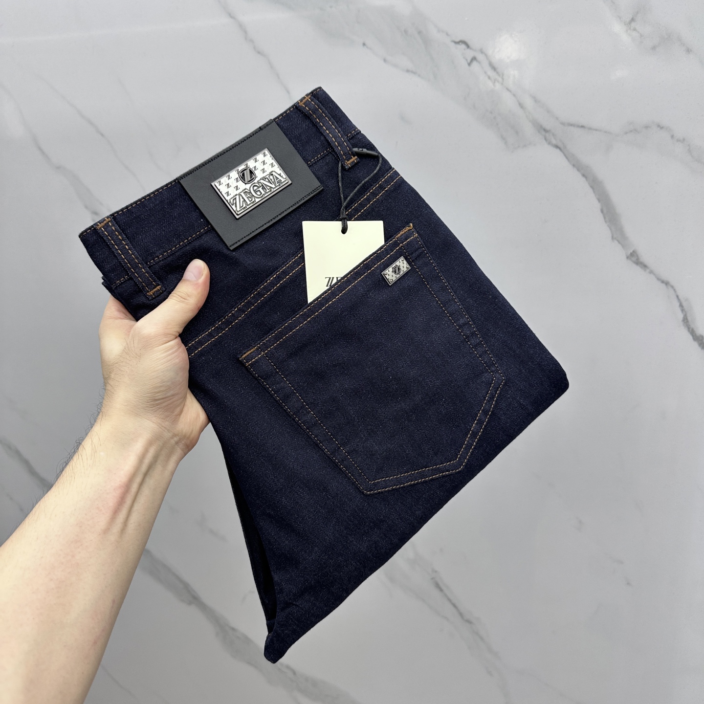 NO:428356,ZEGNA*Jenia High-end customization, 2025 early spring thin latest style jeans, available at the counter simultaneously, small straight-piece style, imported color fixing fabric, original custom reproduction, customer-supplied hardware and auxiliary materials, original quality, heavy industry washing denim, excellent soft and comfortable feeling, fine workmanship and excellent upper body!  Preferred single product A11 original single product Number 29-38 No 35 No 37, zegna, jeans, alexander wang19860909ZEGNA*杰尼亚 高端定制、2025早春薄款最新款牛仔裤 柜台同步发售 小直筒版型,进口固色面料 原版定制复刻 客供五金辅料 原单品质 重工洗水牛仔布,柔软舒适感极好,做工走线精细 上身绝佳！优选单品 A11原单出品 码数29-38无35无37,,zegna,jeans,alexander wang,Men's clothing