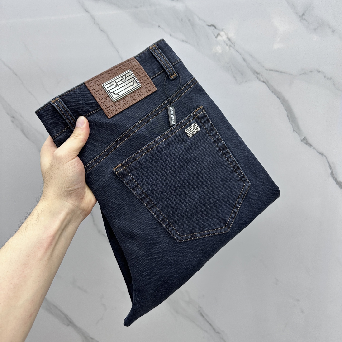 NO:428368,ARMANI* Armani High-end customization, 2025 early spring thin latest style jeans, available at the counter simultaneously, small straight-piece version, imported color fixing fabric, original custom reproduction, customer-supplied hardware and auxiliary materials, original quality, heavy industry washing denim, excellent soft and comfortable feeling, fine workmanship and excellent upper body!  Preferred single product A11 original single product number 29-38 no 35 no 37, Armani, Armani, jeans, alexander wang19860909ARMANI*阿玛尼 高端定制、2025早春薄款最新款牛仔裤 柜台同步发售 小直筒版型,进口固色面料 原版定制复刻 客供五金辅料 原单品质 重工洗水牛仔布,柔软舒适感极好,做工走线精细 上身绝佳！优选单品 A11原单出品 码数29-38无35无37,,armani,armani,jeans,alexander wang,Men's clothing