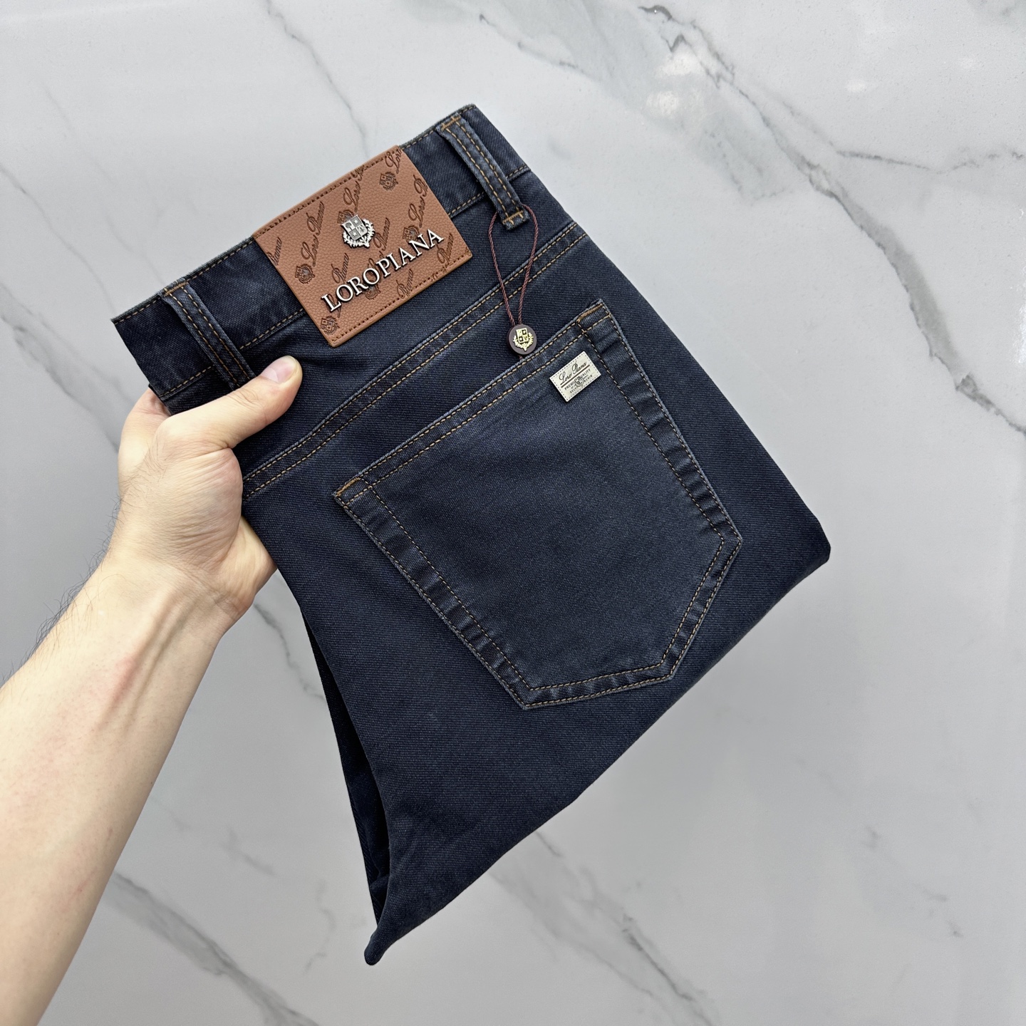 NO:428362,LP high-end customization, 2025 early spring thin latest jeans, available at the counter simultaneously, small straight-piece version, imported color fixing fabric, original custom reproduction, customer-supplied hardware and auxiliary materials, original quality, heavy industry washing denim, excellent soft and comfortable feeling, fine workmanship and excellent upper body!  Preferred single product A11 original single product number 29-38 no 35 no 37, loro piana, jeans, alexander wang19860909LP 高端定制、2025早春薄款最新款牛仔裤 柜台同步发售 小直筒版型,进口固色面料 原版定制复刻 客供五金辅料 原单品质 重工洗水牛仔布,柔软舒适感极好,做工走线精细 上身绝佳！优选单品 A11原单出品 码数29-38无35无37,,loro piana,jeans,alexander wang,Men's clothing