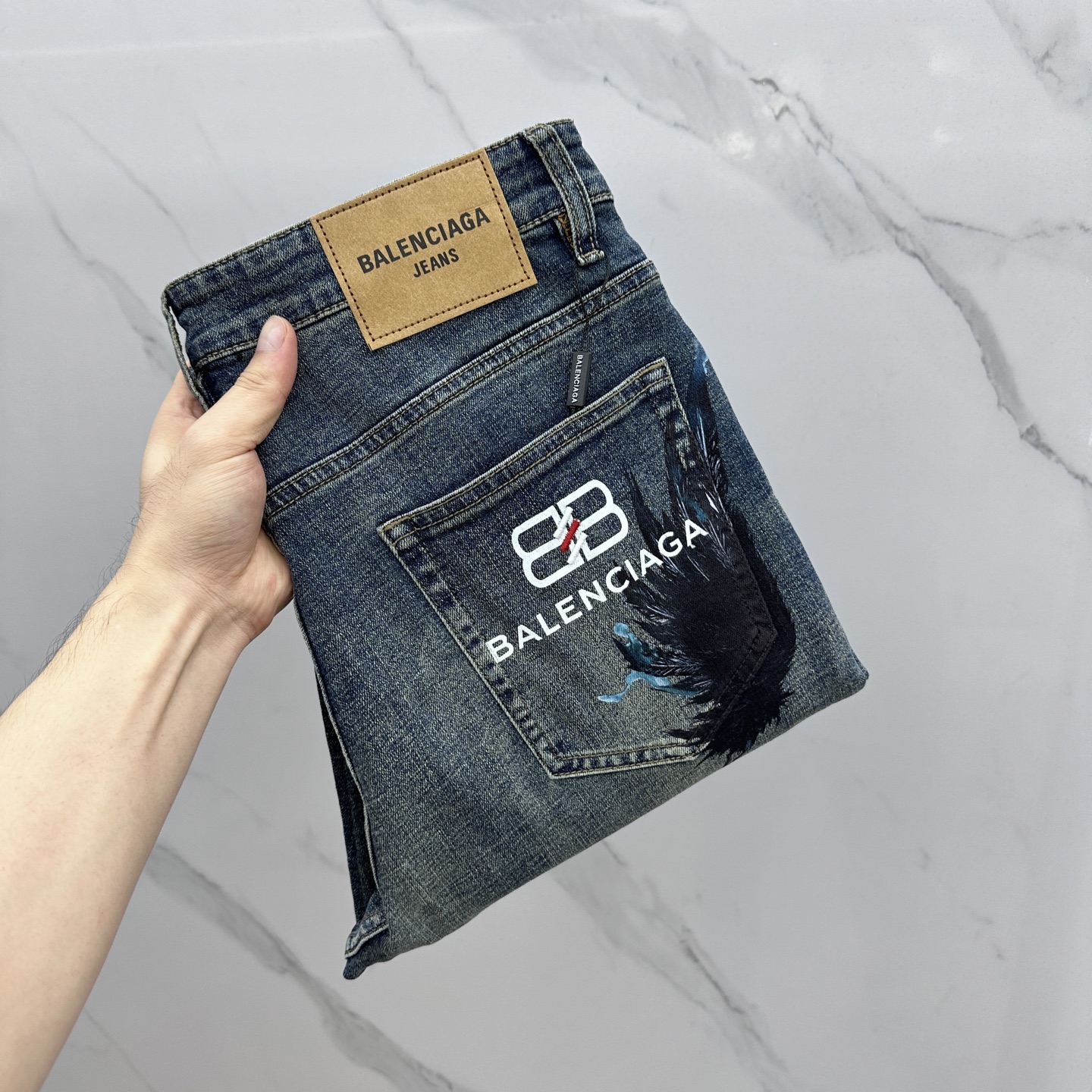 NO:428349,Price adjustment Balenciag*Paris High-end customization, the latest jeans in early spring 2025, available at the counter, original custom reproduction, customer-supplied hardware and accessories, original quality, imported fixed-color denim fabric, heavy industry washing, fine workmanship and excellent upper body!  Preferred single product A10 produced with 30-38 no 35. 37,,balenciaga,jeans,alexander wang19860909调价 Balenciag*巴黎 高端定制、2025早春最新款牛仔裤 柜台同步发售 原版定制复刻 客供五金辅料 原单品质 进口固色牛仔面料 重工洗水 做工走线精细 上身绝佳！优选单品 A10出品 码数30-38无35. 37,,balenciaga,jeans,alexander wang,Men's clothing