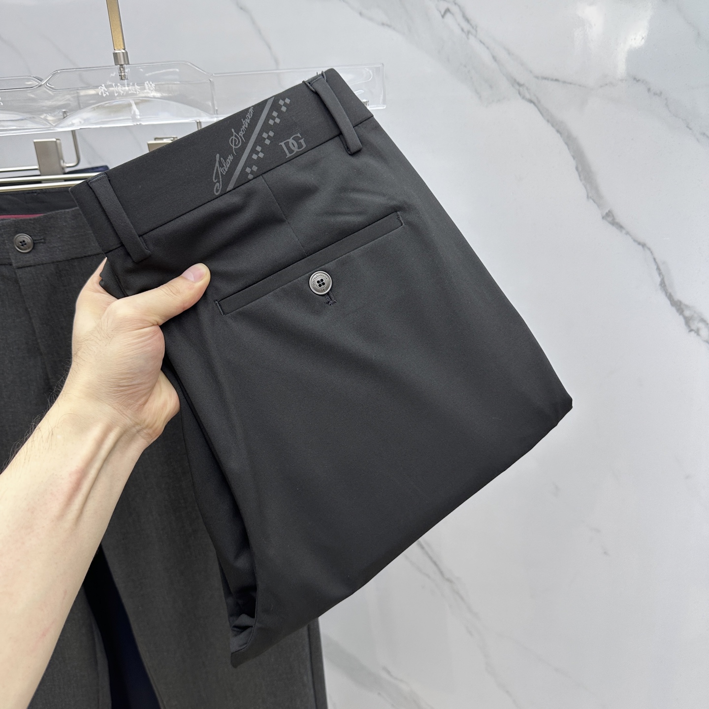 NO:426076,DG*Dougabanna 2025 spring and summer new casual trousers, simultaneously released on the official website, trouser body craft design, imported customer-supplied auxiliary materials, fabric customization, and OEM products are free of inspection!  Every detail is the ultimate, the original hardware accessories are full of trendy style, complete with three standards, stylish and handsome on the upper body, and a must-have item for trendy people!  Original production of A11!  Number of codes 29-38 None 35.37, Dolce & Gabbana, alexander wang19860909DG*杜嘉班纳 2025春夏新品休闲裤西裤,官网同步发售,裤身工艺设计,进口客供辅料、面料定制,代工厂出品免检！每个细节做到极致,原版五金配件,潮范十足、三标齐全,上身有型帅气,潮人必备单品！ A11原单出品！ 码数29-38无35.37,,Dolce&Gabbana,alexander wang,Men's clothing