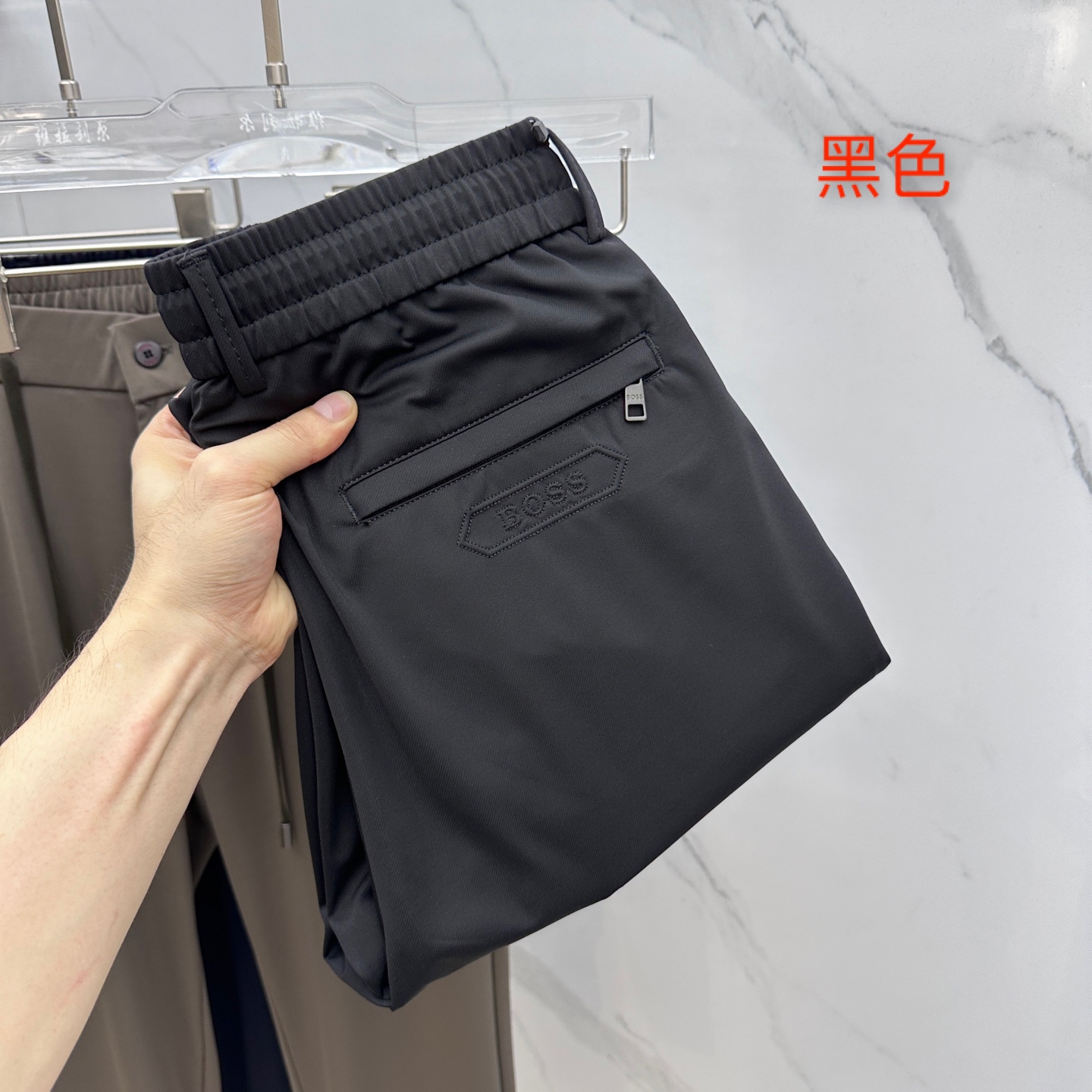 NO:419148,BOSS 0 new spring and summer casual pants, released simultaneously on the official website, elastic waist lace-up pants. Pants body craft design, imported customer-supplied auxiliary materials, fabric customization, and OEM products are free of inspection!  Every detail is the ultimate, the original hardware accessories are full of trendy style, complete with three standards, stylish and handsome on the upper body, and a must-have item for trendy people!  Original production of A11!  Number of codes 29-38 None 35.37, alexander wang19860909BOSS  0春夏新品休闲裤,官网同步发售,松紧腰系带裤.裤身工艺设计,进口客供辅料、面料定制,代工厂出品免检！每个细节做到极致,原版五金配件,潮范十足、三标齐全,上身有型帅气,潮人必备单品！ A11原单出品！ 码数29-38无35.37,,alexander wang,Men's clothing