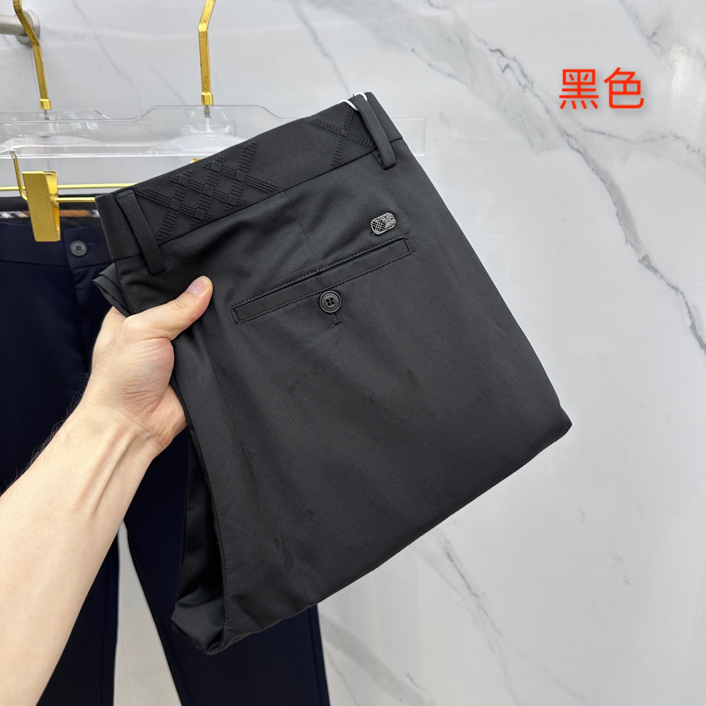 NO:426048,Burberry* Burberry's new spring and summer casual trousers, released simultaneously on the official website, trouser body craft design, imported customer-supplied auxiliary materials, fabric customization, and OEM products are free of inspection!  Every detail is the ultimate, the original hardware accessories are full of trendy style, complete with three standards, stylish and handsome on the upper body, and a must-have item for trendy people!  Original production of A11!  Number of codes 29-38 None 35.37, burberry, burberry, alexander wang19860909Burberry*巴宝莉 春夏新品休闲裤西裤,官网同步发售,裤身工艺设计,进口客供辅料、面料定制,代工厂出品免检！每个细节做到极致,原版五金配件,潮范十足、三标齐全,上身有型帅气,潮人必备单品！ A11原单出品！ 码数29-38无35.37,,burberry,burberry,alexander wang,Men's clothing