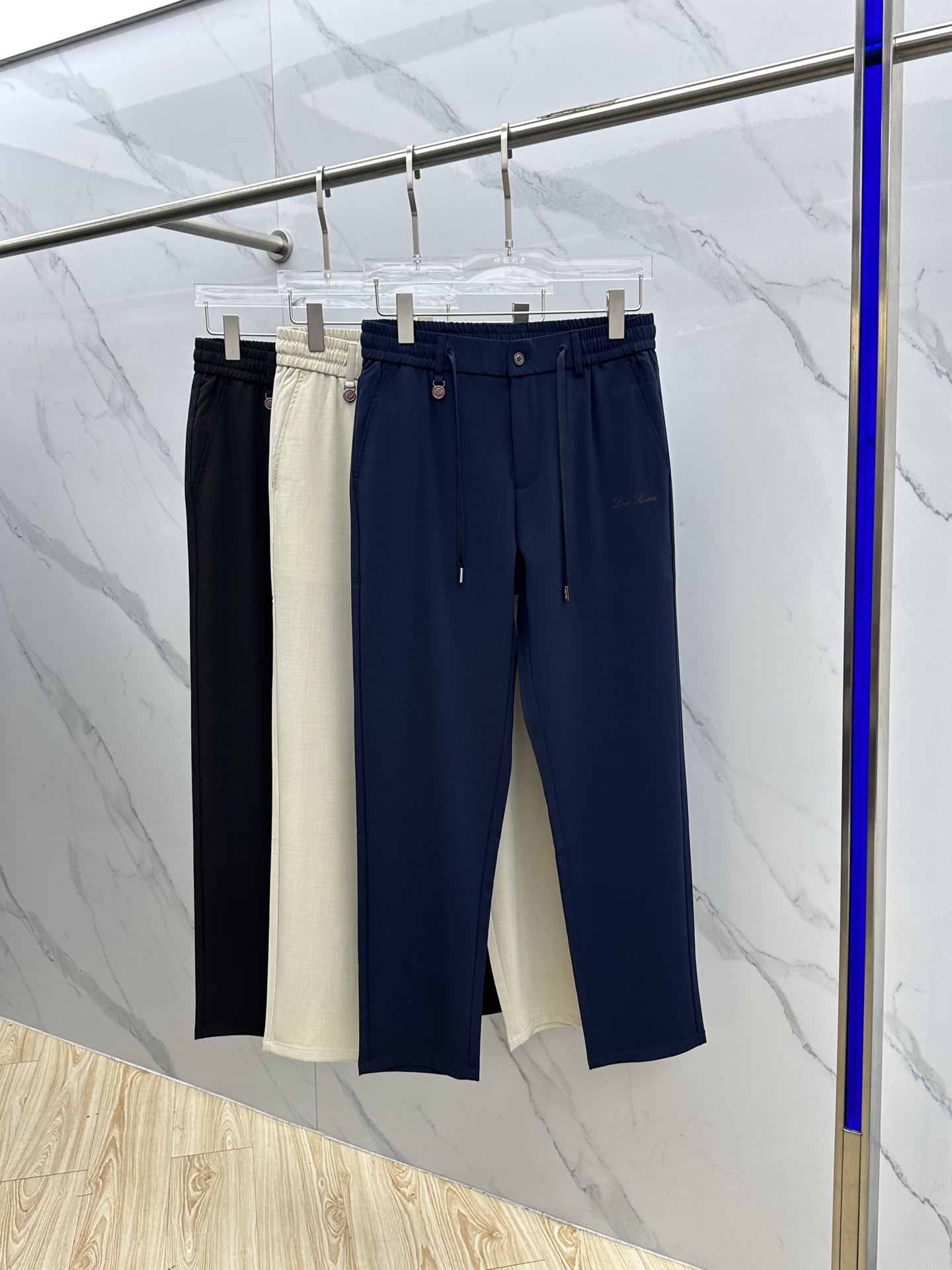 NO:428379,LP spring and summer new lace-up casual pants are released simultaneously on the official website, trouser body craft design, logo positioning. Imported customer-supplied auxiliary materials and fabric customization, and OEM products are free of inspection!  Every detail is the ultimate, the original hardware accessories are full of trendy style, complete with three standards, stylish and handsome on the upper body, and a must-have item for trendy people!  Original production of A11!  Number of codes 29-38 None 35.37, loro piana, alexander wang19860909LP 春夏新品系带休闲裤,官网同步发售,裤身工艺设计,logo烧花定位.进口客供辅料、面料定制,代工厂出品免检！每个细节做到极致,原版五金配件,潮范十足、三标齐全,上身有型帅气,潮人必备单品！ A11原单出品！ 码数29-38无35.37,,loro piana,alexander wang,Men's clothing