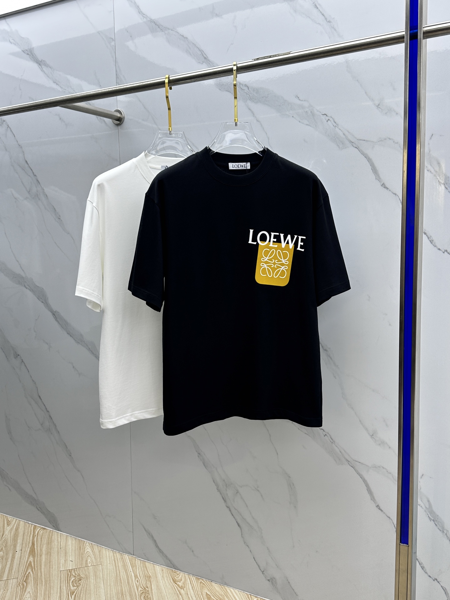 NO:451611,LOE* Luo Yiwei 2025FW spring and summer new round neck bottoming T-shirt, three-dimensional logo, micro-contour half-sleeved cotton base, the feel is glutinous and skinny, soft and tough. The process, toughness and wrinkle resistance have been greatly improved. The micro-contour tailoring is very well-equipped, and the three-dimensional printing process on the chest logo is extremely recognizable. A must-have item for single-wearing base. The same model for men and women, xh, digits, M-XXL,,loewe,loewe,tees, t-shirt,alexander wang19860909LOE*罗意威 2025FW春夏新品圆领打底外穿T恤,立体感logo微廓形半袖纯棉打底,手感面糯有骨感,柔而有韧性.工艺处理,韧性和抗皱性能得到大幅度提高.微廓形剪裁很到位,胸前logo立体印花工艺,辨识度极高.单穿打底必备单品. 男女同款xh 码数M-XXL,,loewe,loewe,tees，t-shirt,alexander wang,Men's clothing