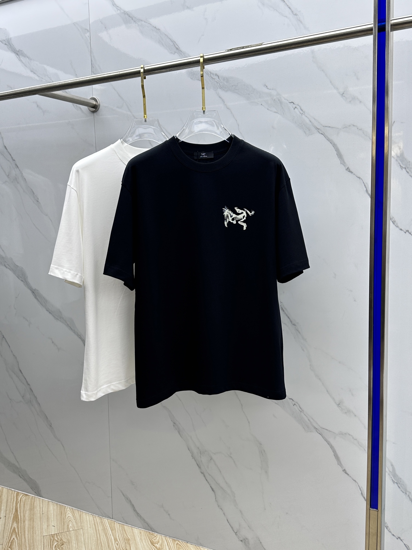 NO:451616,ARC*Architecture Bird 2025FW spring and summer new round neck bottoming and outer T-shirt, three-dimensional logo, micro-contour half-sleeved cotton base, glutinous and skinny, soft and tough. Processing, toughness and wrinkle resistance have been greatly improved. The micro-contour tailoring is very well-equipped, and the three-dimensional printing process on the chest logo is extremely recognizable. A must-have item for single-wearing and basement. The same model for men and women xh number M-XXL, arc'teryx,tees, t-shirt,alexander wang19860909ARC*始祖鸟 2025FW春夏新品圆领打底外穿T恤,立体感logo微廓形半袖纯棉打底,手感面糯有骨感,柔而有韧性.工艺处理,韧性和抗皱性能得到大幅度提高.微廓形剪裁很到位,胸前logo立体印花工艺,辨识度极高.单穿打底必备单品. 男女同款xh 码数M-XXL,arc'teryx,tees，t-shirt,alexander wang,Men's clothing