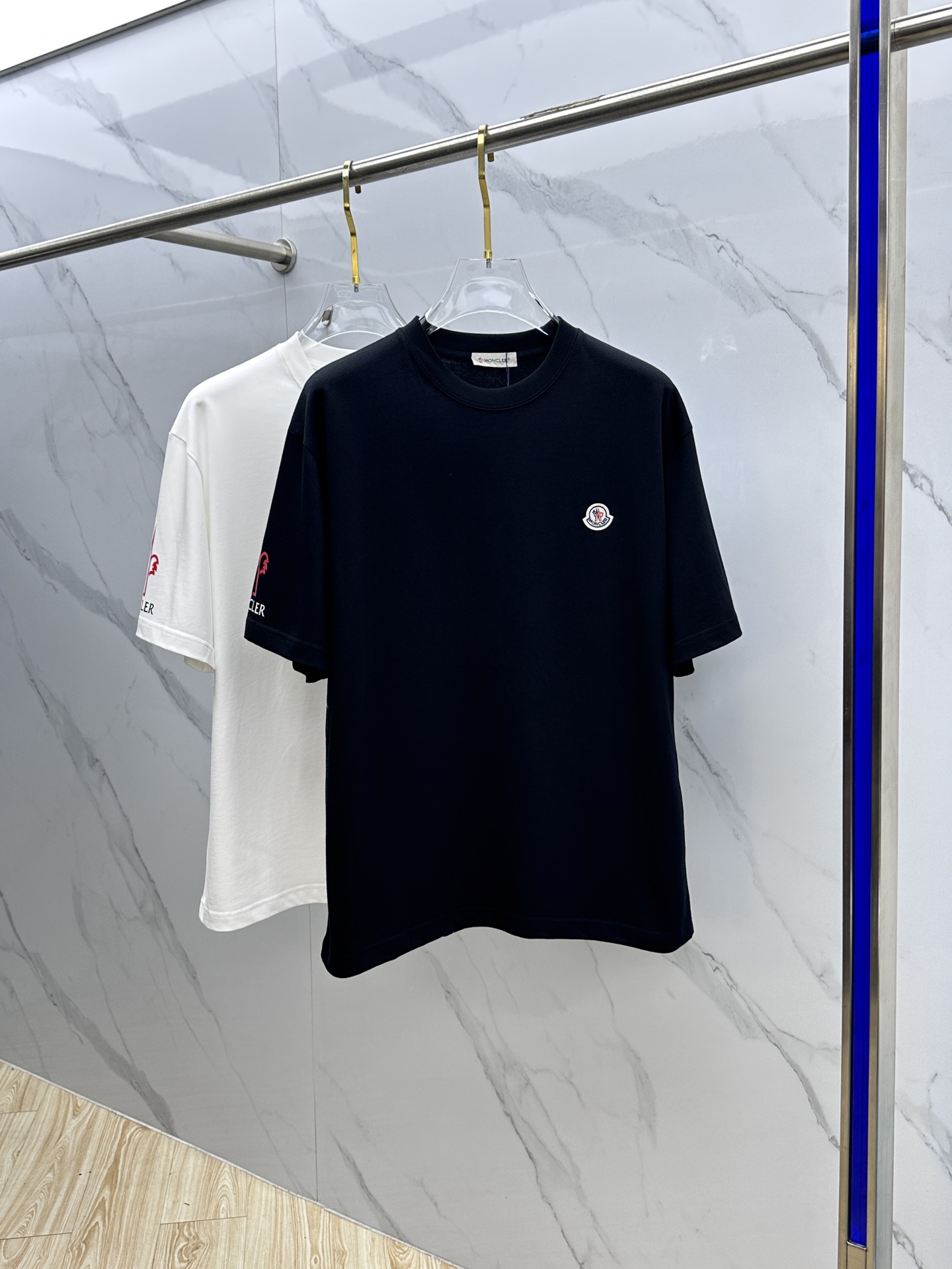 NO:451606,Mon* 2025FW spring and summer new round neck bottoming T-shirt, three-dimensional logo, micro-contour half-sleeved cotton base, glutinous and skinny, soft and tough. Processing, toughness and wrinkle resistance have been greatly improved. The micro-contour tailoring is very well-equipped, and the three-dimensional printing process on the chest logo is extremely recognizable. A must-have item for single-wearing base. The same model for men and women xh number M-XXL, Moncler,tees, t-shirt, alexander wang19860909Mon*蒙口 2025FW春夏新品圆领打底外穿T恤,立体感logo微廓形半袖纯棉打底,手感面糯有骨感,柔而有韧性.工艺处理,韧性和抗皱性能得到大幅度提高.微廓形剪裁很到位,胸前logo立体印花工艺,辨识度极高.单穿打底必备单品. 男女同款xh 码数M-XXL,,Moncler,tees，t-shirt,alexander wang,Men's clothing