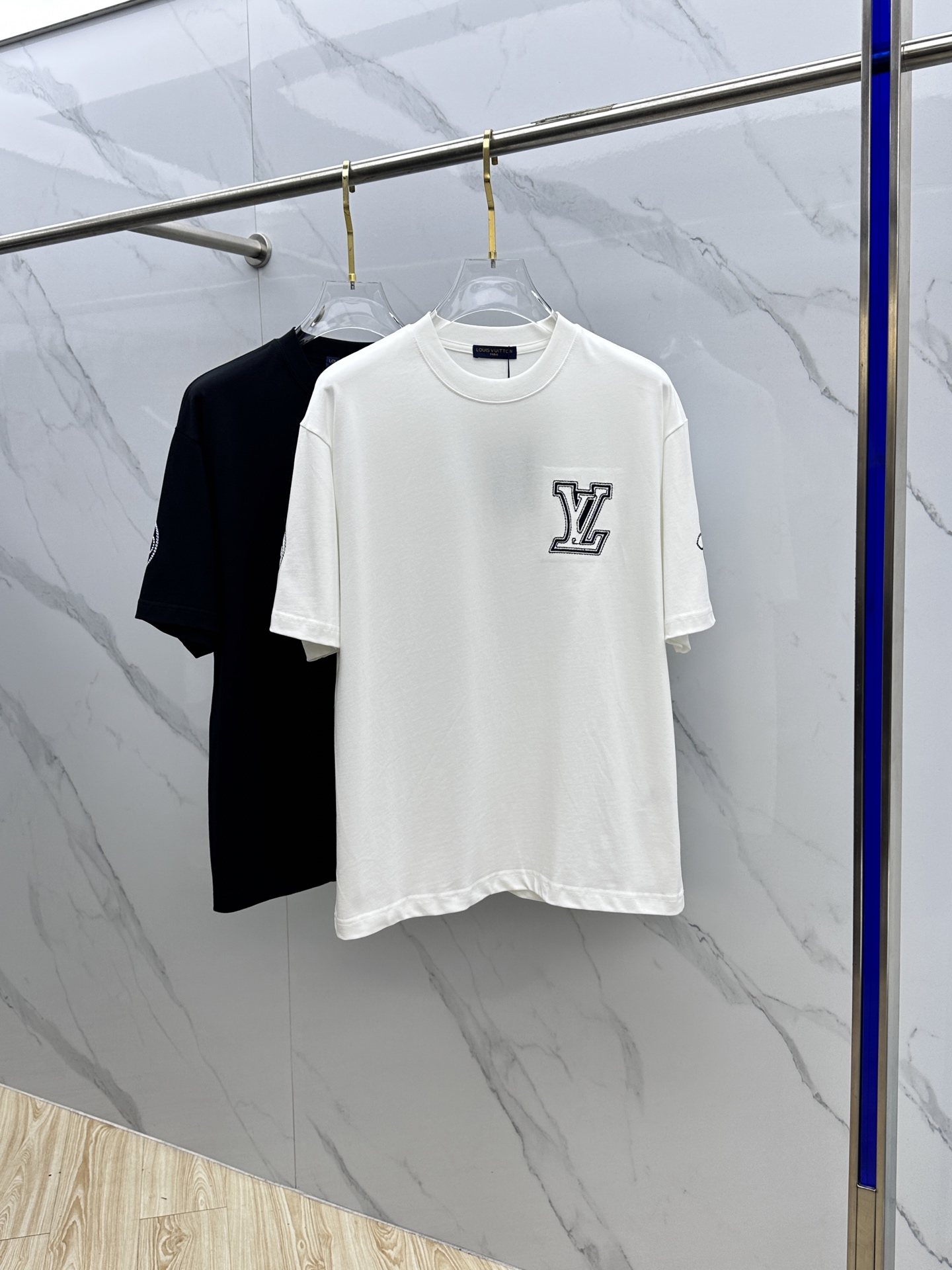 NO:485676,1V* Louis Vuitton 2025FW spring and summer new round neck base with T-shirt, three-dimensional logo micro-contour half-sleeved cotton base, the feel is glutinous and skinny, soft and tough. The process, toughness and wrinkle resistance have been greatly improved. The micro-contour tailoring is very well-equipped, and the chest logo embroidery process is extremely recognizable. A must-have item for single-wearing base. The same model for men and women xh number M-XXL,,louis vuitton,tees, t-shirt, alexander wang198609091V*路易威登 2025FW春夏新品圆领打底外穿T恤,立体感logo微廓形半袖纯棉打底,手感面糯有骨感,柔而有韧性.工艺处理,韧性和抗皱性能得到大幅度提高.微廓形剪裁很到位,胸前logo刺绣工艺,辨识度极高.单穿打底必备单品. 男女同款xh 码数M-XXL,,louis vuitton,tees，t-shirt,alexander wang,Men's clothing