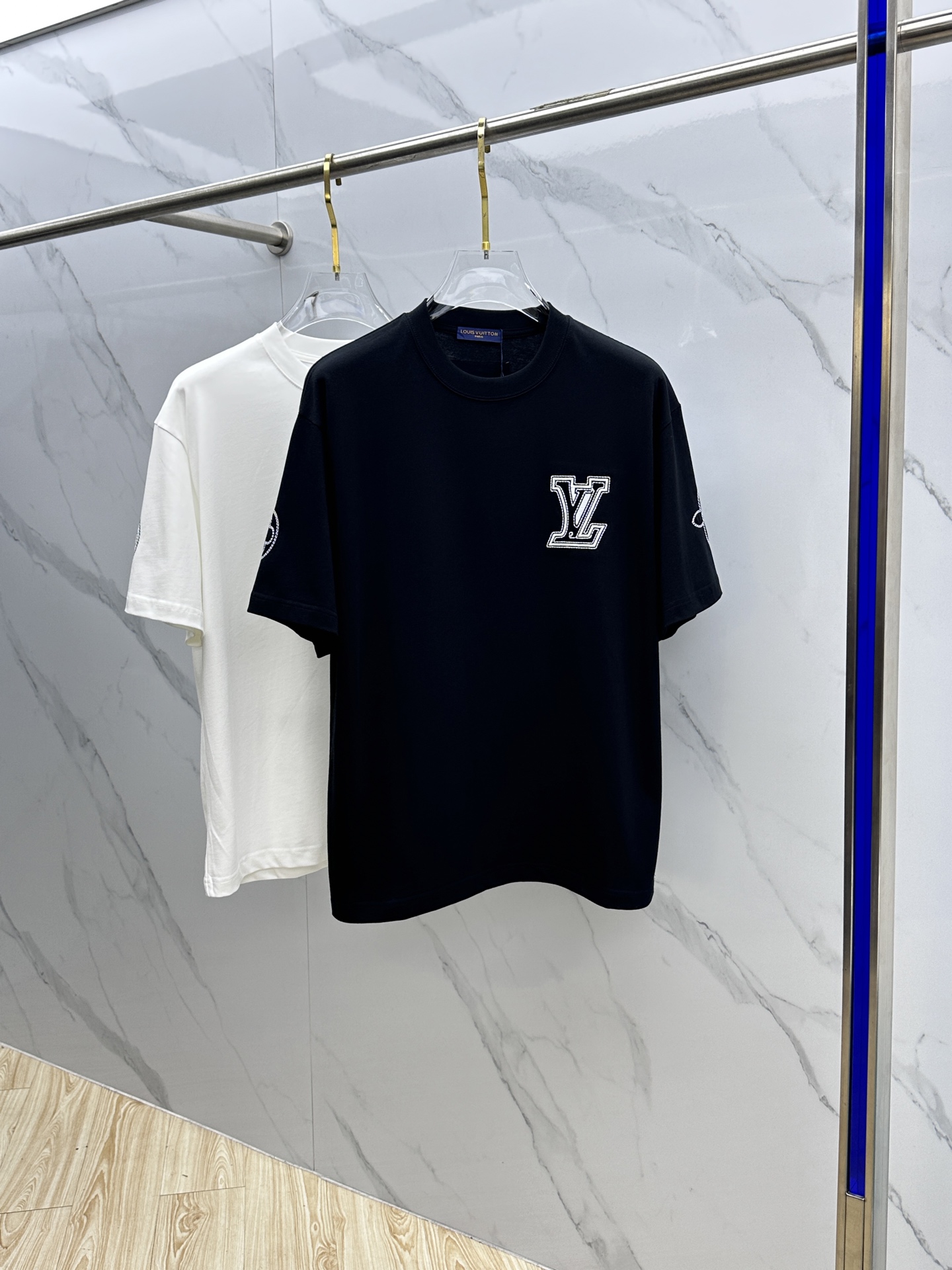 NO:453309,1V* Louis Vuitton 2025FW spring and summer new round neck base with T-shirt, three-dimensional logo micro-contour half-sleeved cotton base, the feel is glutinous and skinny, soft and tough. The process, toughness and wrinkle resistance have been greatly improved. The micro-contour tailoring is very well-equipped, and the chest logo embroidery process is extremely recognizable. A must-have item for single-wearing base. The same model for men and women xh number M-XXL,,louis vuitton,tees, t-shirt, alexander wang198609091V*路易威登 2025FW春夏新品圆领打底外穿T恤,立体感logo微廓形半袖纯棉打底,手感面糯有骨感,柔而有韧性.工艺处理,韧性和抗皱性能得到大幅度提高.微廓形剪裁很到位,胸前logo刺绣工艺,辨识度极高.单穿打底必备单品. 男女同款xh 码数M-XXL,,louis vuitton,tees，t-shirt,alexander wang,Men's clothing