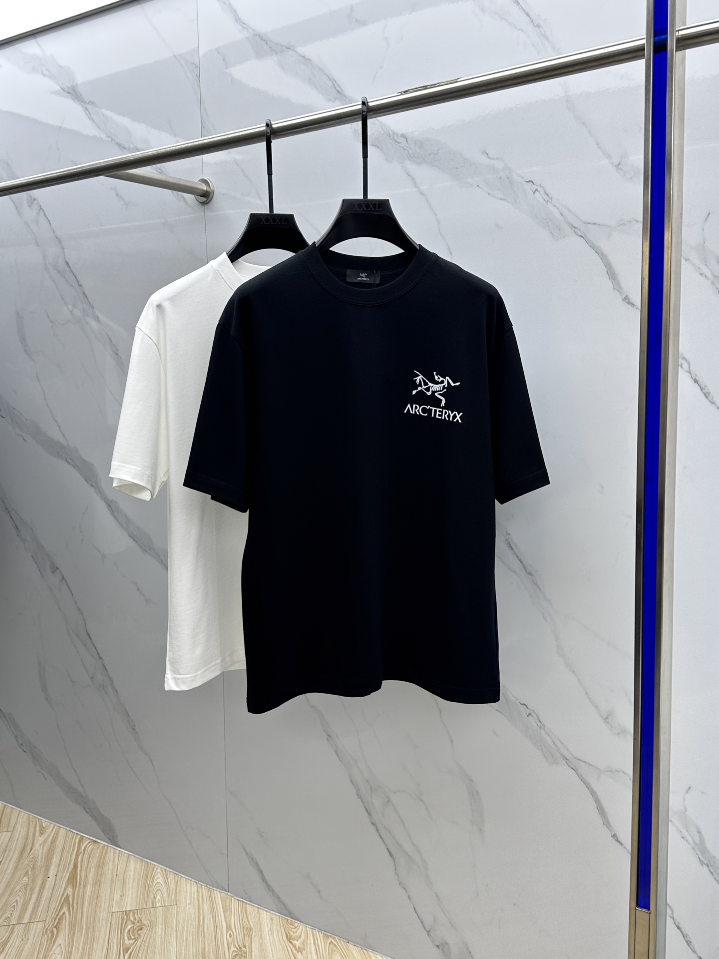 NO:453314,ARC*Architecture Bird 2025FW spring and summer new round neck bottoming and outer T-shirt, three-dimensional logo micro-contour half-sleeved pure cotton base, the feel is glutinous and skinny, soft and tough. The process, toughness and wrinkle resistance have been greatly improved. The micro-contour tailoring is very well-suited, the chest logo printing process is extremely recognizable. A must-have item for single-wearing base. The same model for men and women xh number M-XXL, arc'teryx,tees, t-shirt,alexander wang19860909ARC*始祖鸟 2025FW春夏新品圆领打底外穿T恤,立体感logo微廓形半袖纯棉打底,手感面糯有骨感,柔而有韧性.工艺处理,韧性和抗皱性能得到大幅度提高.微廓形剪裁很到位,胸前logo印花工艺,辨识度极高.单穿打底必备单品. 男女同款xh 码数M-XXL,arc'teryx,tees，t-shirt,alexander wang,Men's clothing