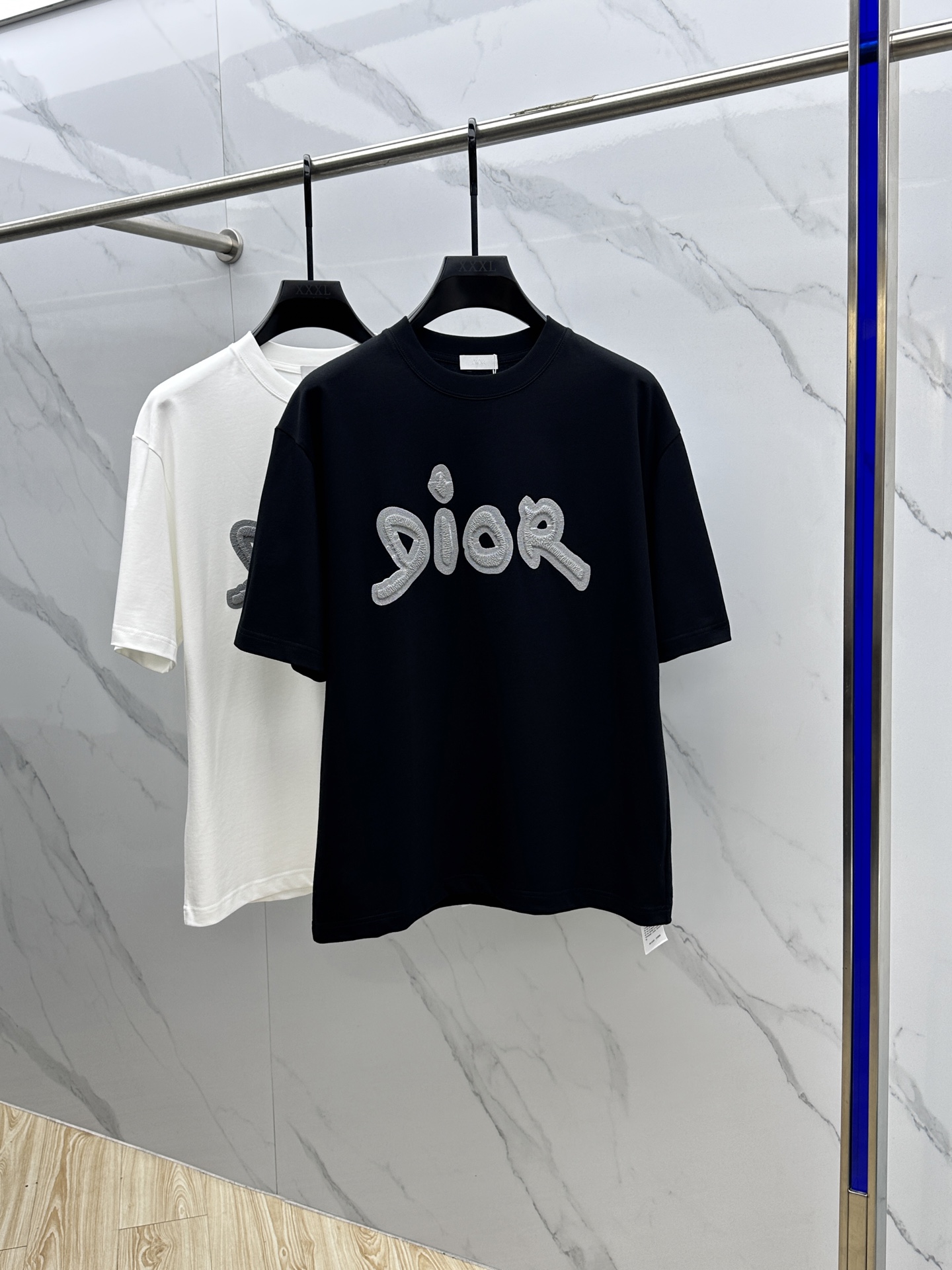 NO:487102,Dior*Dior 2025FW spring and summer new round neck bottoming T-shirt, three-dimensional logo micro-contour half-sleeved pure cotton base, the feel is glutinous and skinny, soft and tough. The process, toughness and wrinkle resistance have been greatly improved. The micro-contour tailoring is very well-placed, and the chest logo is glued, with extremely high recognition. A must-have item for single-wearing base. The same model for men and women xh number M-XXL,,dior,dior,tees,t-shirt,alexander wang19860909Dior*迪奥 2025FW春夏新品圆领打底外穿T恤,立体感logo微廓形半袖纯棉打底,手感面糯有骨感,柔而有韧性.工艺处理,韧性和抗皱性能得到大幅度提高.微廓形剪裁很到位,胸前logo滴胶工艺,辨识度极高.单穿打底必备单品. 男女同款xh 码数M-XXL,,dior,dior,tees，t-shirt,alexander wang,Men's clothing