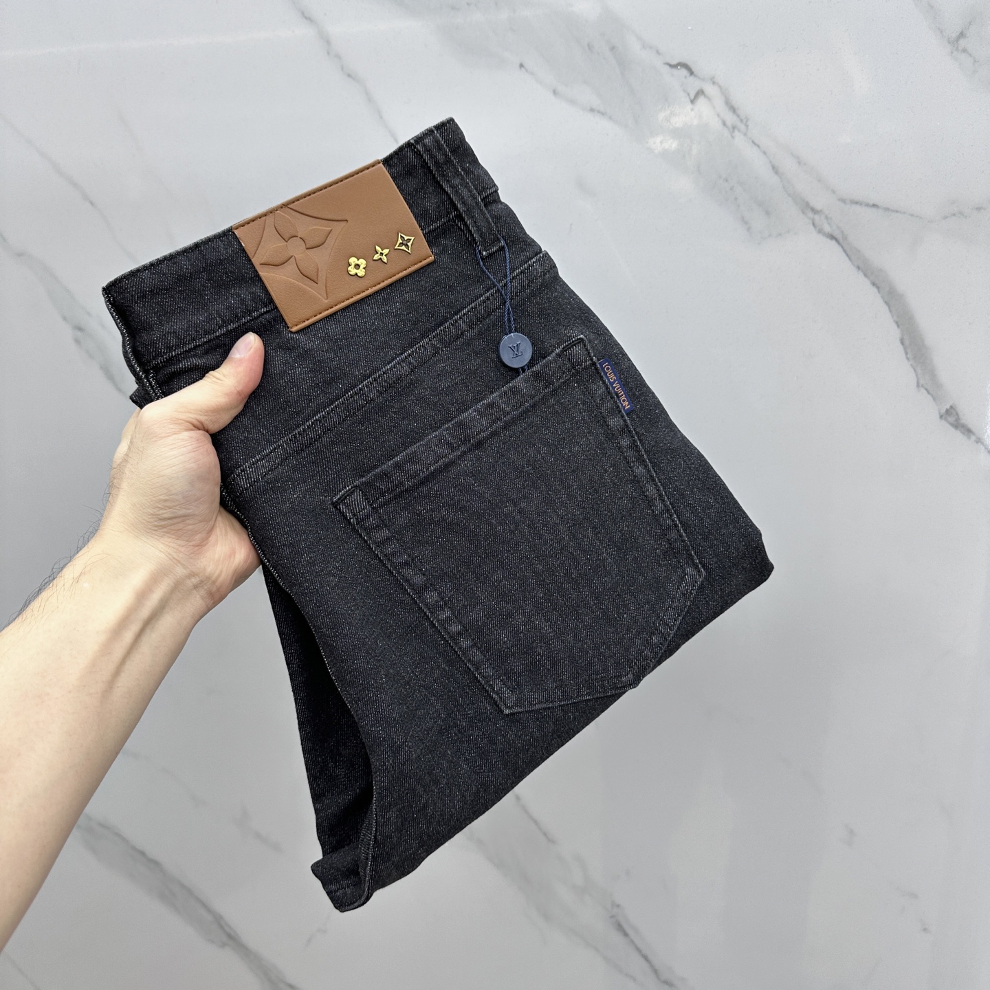 NO:426061,Price adjustment 1V* Louis Vuitton High-end customization, the latest jeans in early spring 2025 are on sale at the counter simultaneously Imported color fixing fabrics Original custom reproduction Customer-supplied hardware accessories Original quality Heavy industry washing water, fine workmanship wiring, excellent upper body!  Preferred single product A10 produced with 30-38 no 35.37, louis vuitton, jeans, alexander wang19860909调价 1V*路易威登 高端定制、2025早春最新款牛仔裤 柜台同步发售 进口固色面料 原版定制复刻 客供五金辅料 原单品质 重工洗水 做工走线精细 上身绝佳！优选单品 A10出品 码数30-38无35.37,,louis vuitton,jeans,alexander wang,Men's clothing