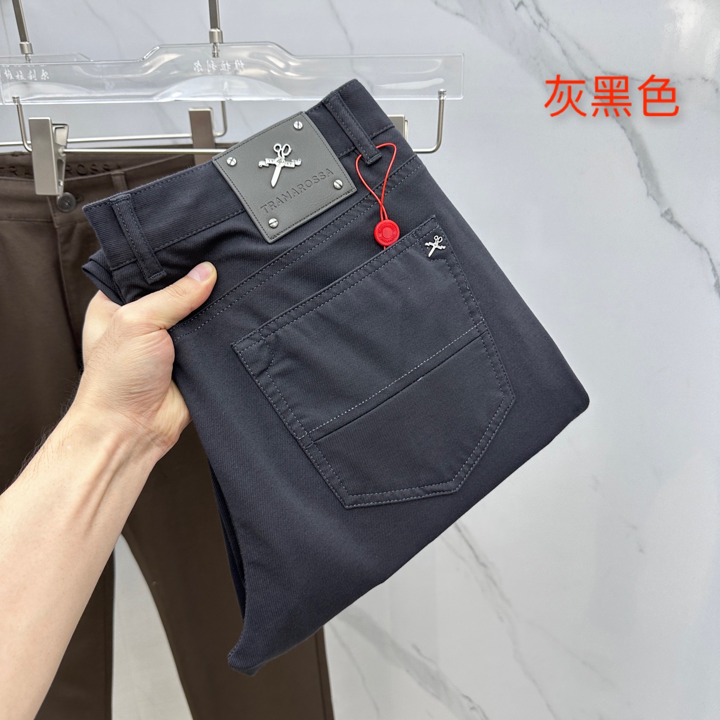 Italian Brand Tramaroossa Spring 2025 Recreational Pants: Co-Selling Network, Design, Hardware, Perfect Details