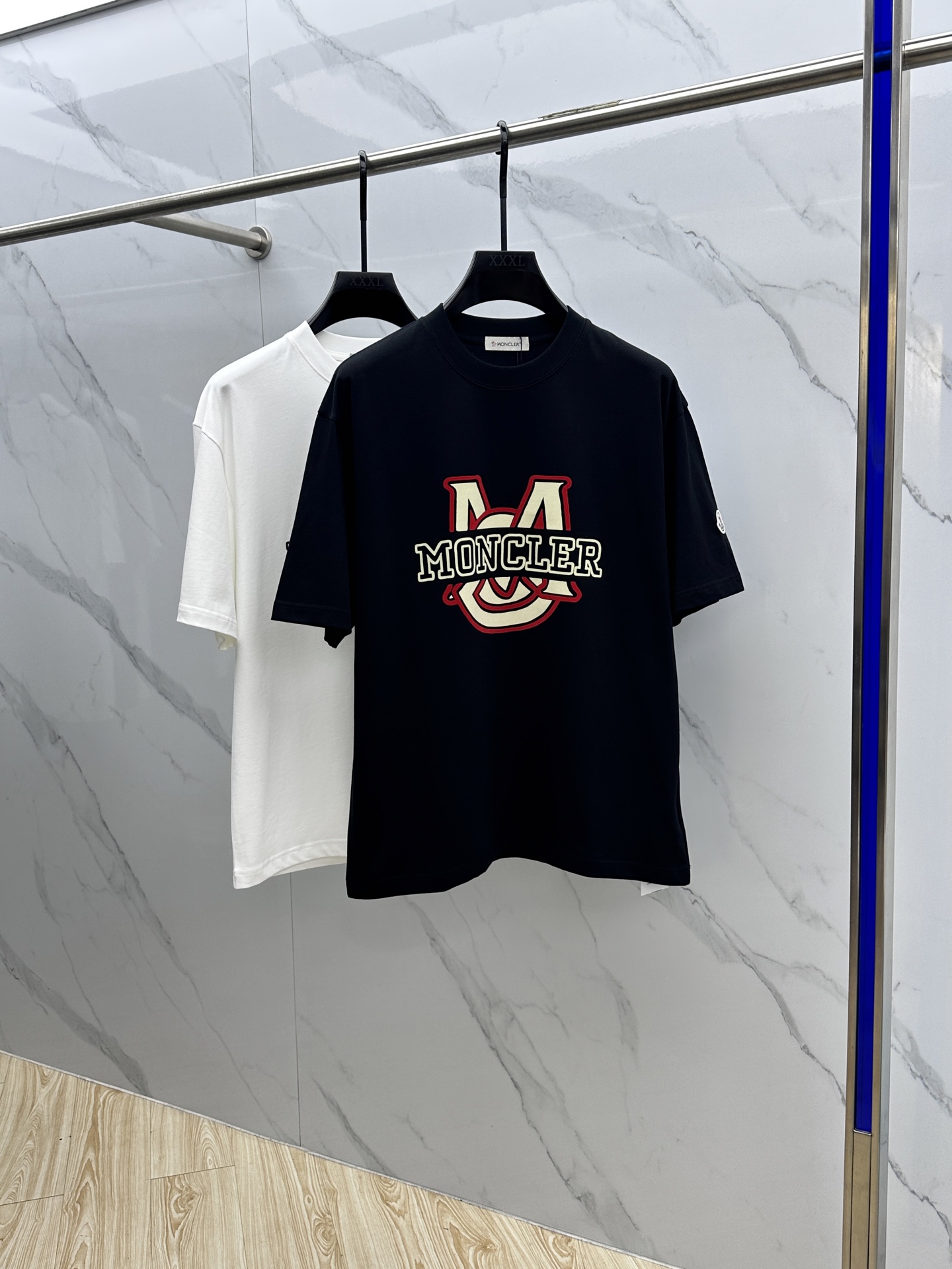 NO:428392,Mon* 2025FW spring and summer new round neck slightly wide base-fitting T-shirt, three-dimensional logo print, glutinous and skinny, soft and tough. Processing, toughness and wrinkle resistance have been greatly improved. The tailoring is very good and the recognition is very high. A must-have item for single-wear base. The same model for men and women xh code number M-XXL, Moncler,tees, t-shirt, alexander wang19860909Mon*蒙口 2025FW春夏新品圆领微阔打底外穿T恤,立体logo印花,手感面糯有骨感,柔而有韧性.工艺处理,韧性和抗皱性能得到大幅度提高.剪裁很到位,辨识度极高.单穿打底必备单品. 男女同款xh 码数M-XXL,,Moncler,tees，t-shirt,alexander wang,Men's clothing