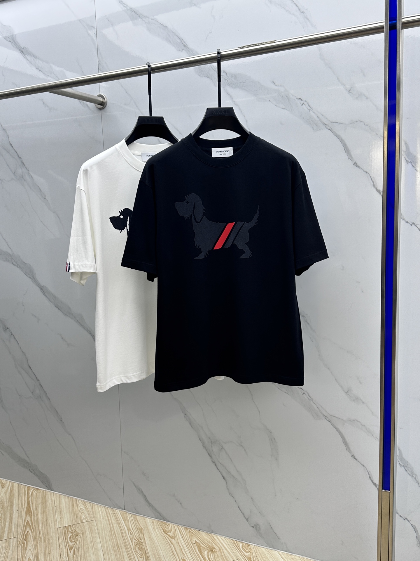 NO:468297,TB 2025FW spring and summer new round neck bottoming T-shirt, three-dimensional logo, micro-contour half-sleeved cotton base, the feel is glutinous and skinny, soft and tough. The process, toughness and wrinkle resistance have been greatly improved. The micro-contour tailoring is very well-equipped, and the three-dimensional printing process on the chest logo is extremely recognizable. A must-have item for single-wearing base. The same model for men and women, xh, code M-XXL,,tees, t-shirt, alexander wang19860909TB 2025FW春夏新品圆领打底外穿T恤,立体感logo微廓形半袖纯棉打底,手感面糯有骨感,柔而有韧性.工艺处理,韧性和抗皱性能得到大幅度提高.微廓形剪裁很到位,胸前logo立体印花工艺,辨识度极高.单穿打底必备单品. 男女同款xh 码数M-XXL,,tees，t-shirt,alexander wang,Men's clothing