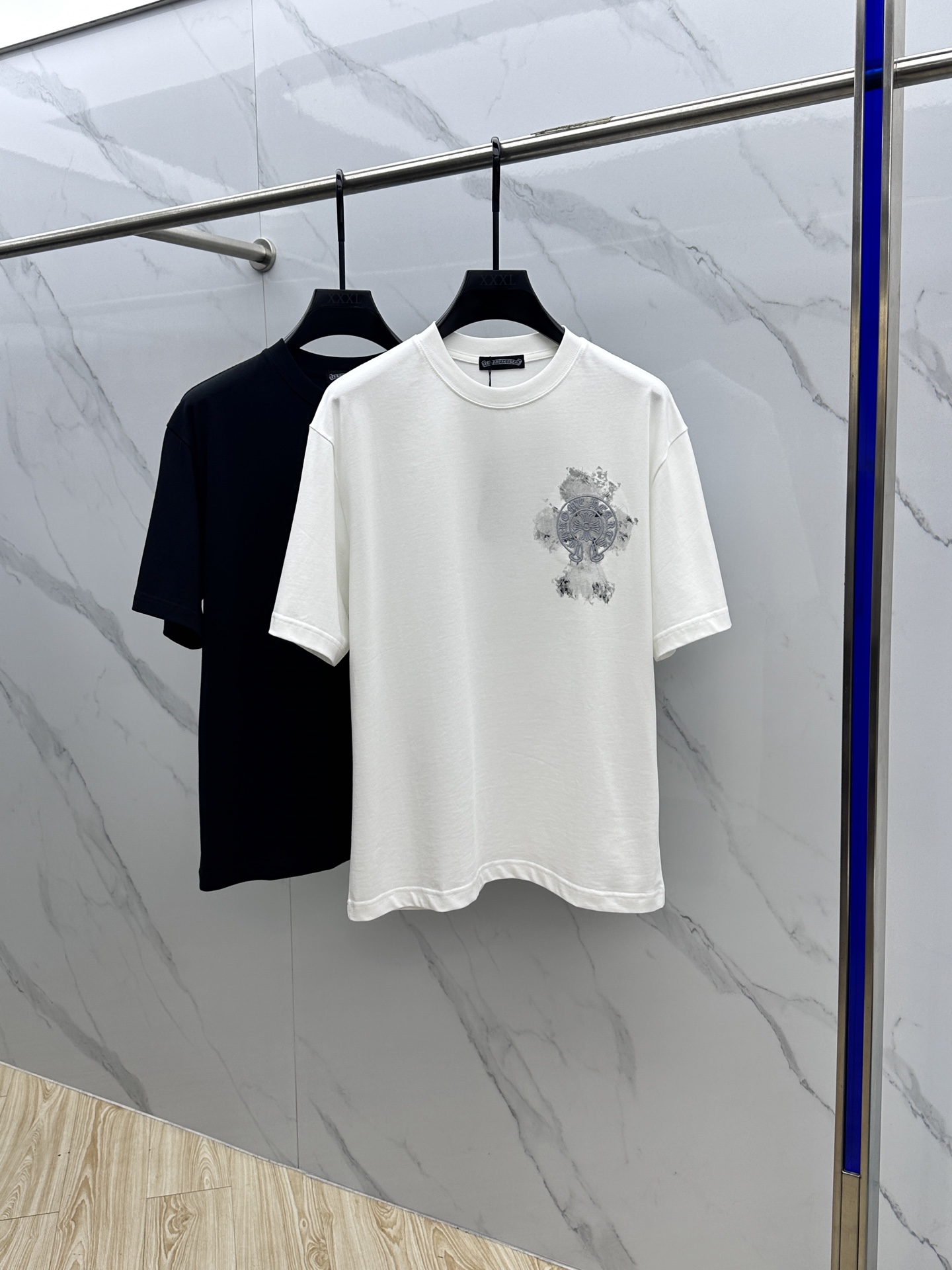 NO:513386,CH* Crowxin 2025FW spring and summer new round neck bottoming T-shirt, three-dimensional logo, micro-contour half-sleeved pure cotton base, the feel is glutinous and skinny, soft and tough. The process, toughness and wrinkle resistance have been greatly improved. The micro-contour tailoring is very well-equipped, and the three-dimensional printing process on the chest logo is extremely recognizable. A must-have item for single-wearing base. The same model for men and women, xh, chrome hearts, tees, t-shirt, alexander wang19860909CH*克罗心 2025FW春夏新品圆领打底外穿T恤,立体感logo微廓形半袖纯棉打底,手感面糯有骨感,柔而有韧性.工艺处理,韧性和抗皱性能得到大幅度提高.微廓形剪裁很到位,胸前logo立体印花工艺,辨识度极高.单穿打底必备单品. 男女同款xh 码数M-XXL,,chrome hearts,tees，t-shirt,alexander wang,Men's clothing