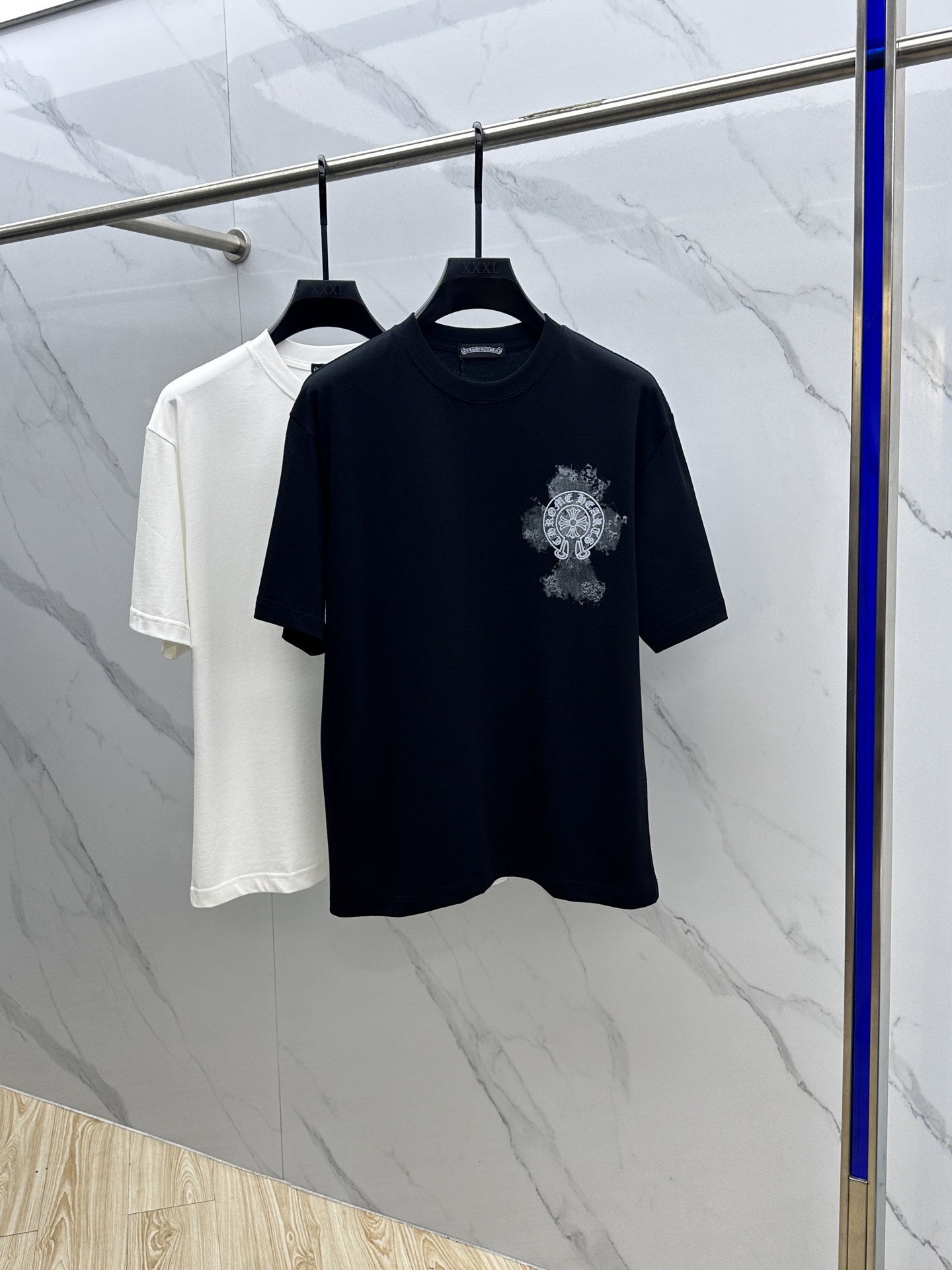 NO:428408,CH* Crowxin 2025FW spring and summer new round neck bottoming T-shirt, three-dimensional logo, micro-contour half-sleeved pure cotton base, the feel is glutinous and skinny, soft and tough. The process, toughness and wrinkle resistance have been greatly improved. The micro-contour tailoring is very well-equipped, and the three-dimensional printing process on the chest logo is extremely recognizable. A must-have item for single-wearing base. The same model for men and women, xh, chrome hearts, tees, t-shirt, alexander wang19860909CH*克罗心 2025FW春夏新品圆领打底外穿T恤,立体感logo微廓形半袖纯棉打底,手感面糯有骨感,柔而有韧性.工艺处理,韧性和抗皱性能得到大幅度提高.微廓形剪裁很到位,胸前logo立体印花工艺,辨识度极高.单穿打底必备单品. 男女同款xh 码数M-XXL,,chrome hearts,tees，t-shirt,alexander wang,Men's clothing