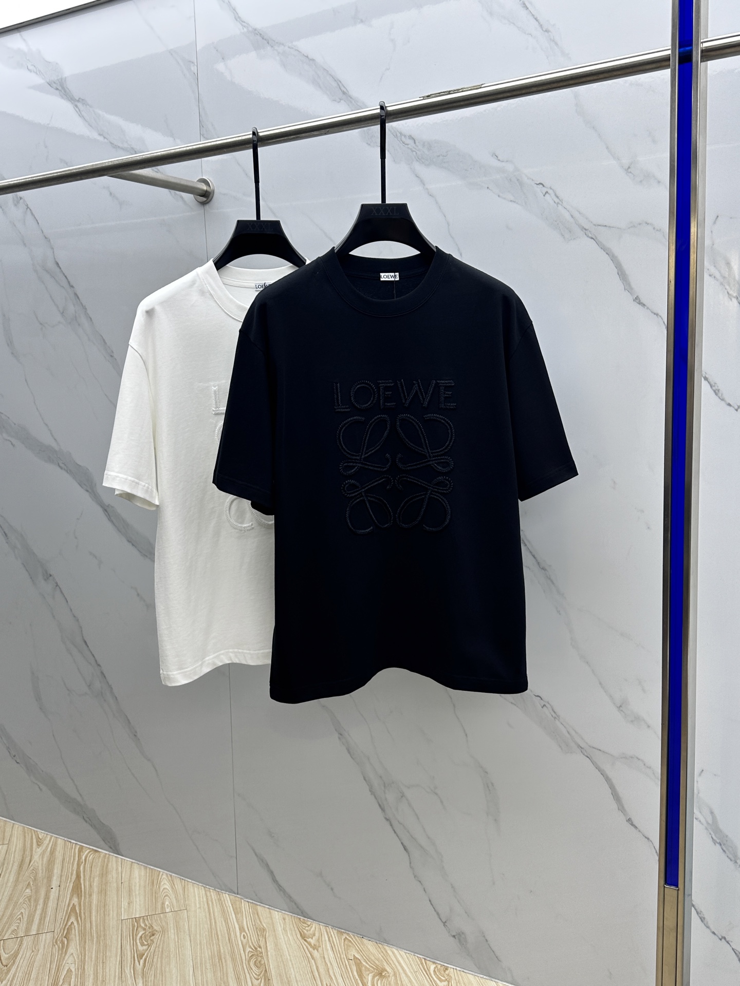 NO:468302,LOE* Luo Yiwei 2025FW spring and summer new round neck bottoming T-shirt, three-dimensional logo, micro-contour half-sleeved cotton base, the feel is glutinous and skinny, soft and tough. The process, toughness and wrinkle resistance have been greatly improved. The micro-contour tailoring is very well-equipped, and the three-dimensional embroidery process on the chest logo is extremely recognizable. A must-have item for single-wearing base. The same model for men and women, xh, digits, M-XXL,,loewe,loewe,tees, t-shirt, alexander wang19860909LOE*罗意威 2025FW春夏新品圆领打底外穿T恤,立体感logo微廓形半袖纯棉打底,手感面糯有骨感,柔而有韧性.工艺处理,韧性和抗皱性能得到大幅度提高.微廓形剪裁很到位,胸前logo立体刺绣工艺,辨识度极高.单穿打底必备单品. 男女同款xh 码数M-XXL,,loewe,loewe,tees，t-shirt,alexander wang,Men's clothing