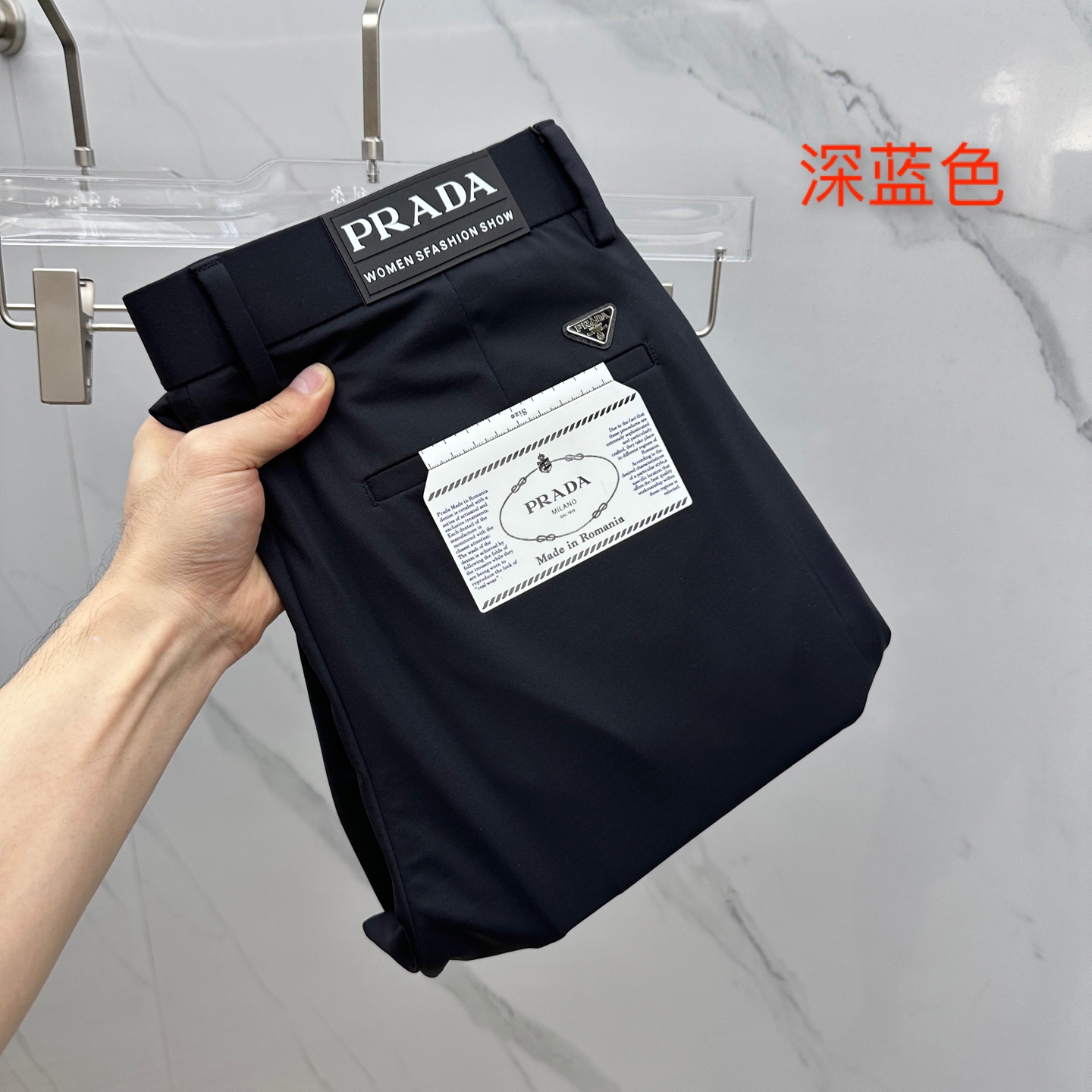 NO:457119,Prad*Prada 2025 spring and summer new casual trousers, simultaneously released on the official website, trouser body craft design, imported customer-supplied auxiliary materials, fabric customization, and OEM products are free of inspection!  Every detail is the ultimate, the original hardware accessories are trendy and stylish, and they are a must-have item for trendy people!  Original AX production!  Number of codes 30-40 has 35 no 37. 39, prada, prada, alexander wang19860909Prad*普拉达 2025春夏新品休闲裤西裤,官网同步发售,裤身工艺设计,进口客供辅料、面料定制,代工厂出品免检！每个细节做到极致,原版五金配件,潮范十足、上身有型帅气,潮人必备单品！ AX原单出品！ 码数30-40有35无37. 39,,prada,prada,alexander wang,Men's clothing