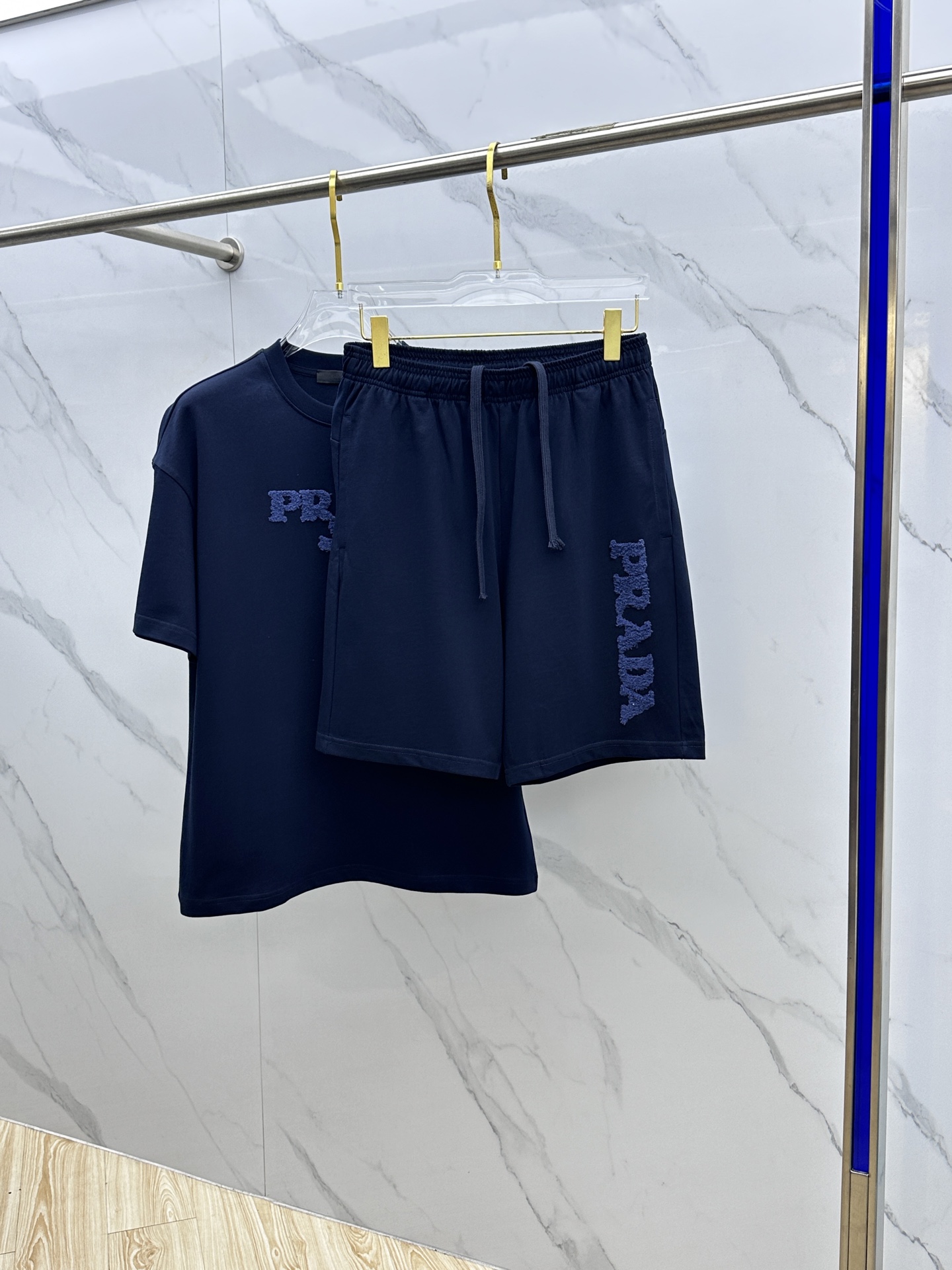  🆕Prad*普拉达 2025春夏最新款套装，男女款👫 贸易公司渠道稀出，同步官网发售！基本每一季都会有