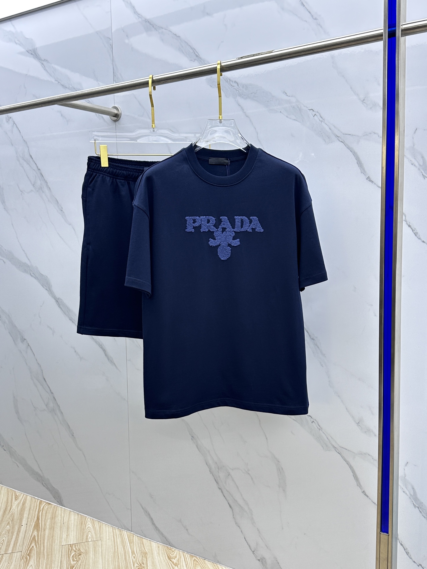 NO:458977,Prad*Prada 2025 Spring and Summer latest suit, men and women's models, with few channels for trading companies, and it is released on the official website at the same time!  Basically, it will have its back every season, and I look forward to the performances of all trendy men and women!  This model is made of top-grade pure cotton washing water materials!  It is hard to pick on whether it is skin-friendly or breathable when worn in close-fitting!  The upper body looks very white and supports the complexion of the skin!  Loose style cut, both men and women can easily match your own fashionable and high-end outfit!  X size S-XL, prada, prada, alexander wang19860909Prad*普拉达 2025春夏最新款套装,男女款 贸易公司渠道稀出,同步官网发售！基本每一季都会有它的背影所在,期待着所有潮男潮女们的演绎！此款选用客供顶级纯棉洗水材质打造！贴身穿着亲肤感与透气性都无法挑剔！上身非常的显白承托肤色！宽松版型裁剪,无论男女皆可轻松搭配出属于自我的时尚高级穿搭！X 尺码S-XL,,prada,prada,alexander wang,Men's clothing