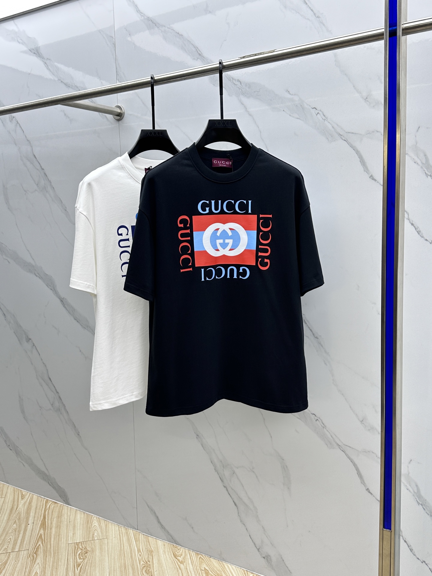NO:455696,Gucci*Gucci 2025FW spring and summer new round neck bottoming T-shirt, three-dimensional logo micro-contour half-sleeved, active cotton base T-shirt, cotton, glutinous and skin-skinned, soft and tough. Processing, toughness and wrinkle resistance have been greatly improved. The micro-contour tailoring is very well-placed, and the three-dimensional printing process on the chest logo is extremely recognizable. The three-standard logo is complete, and the single-skinned base must be used. The same et codes for men and women, S-XL, gucci, gucci, tees, t-shirt, alexander wang19860909Gucci*古驰 2025FW春夏新品圆领打底外穿T恤,立体感logo微廓形半袖,活性纯棉打底T恤,棉,手感面糯有骨感,柔而有韧性.工艺处理,韧性和抗皱性能得到大幅度提高.微廓形剪裁很到位,胸前logo立体印花工艺.辨识度极高.三标齐全,单穿打底必备单品. 男女同款et码数S-XL,,gucci,gucci,tees，t-shirt,alexander wang,Men's clothing