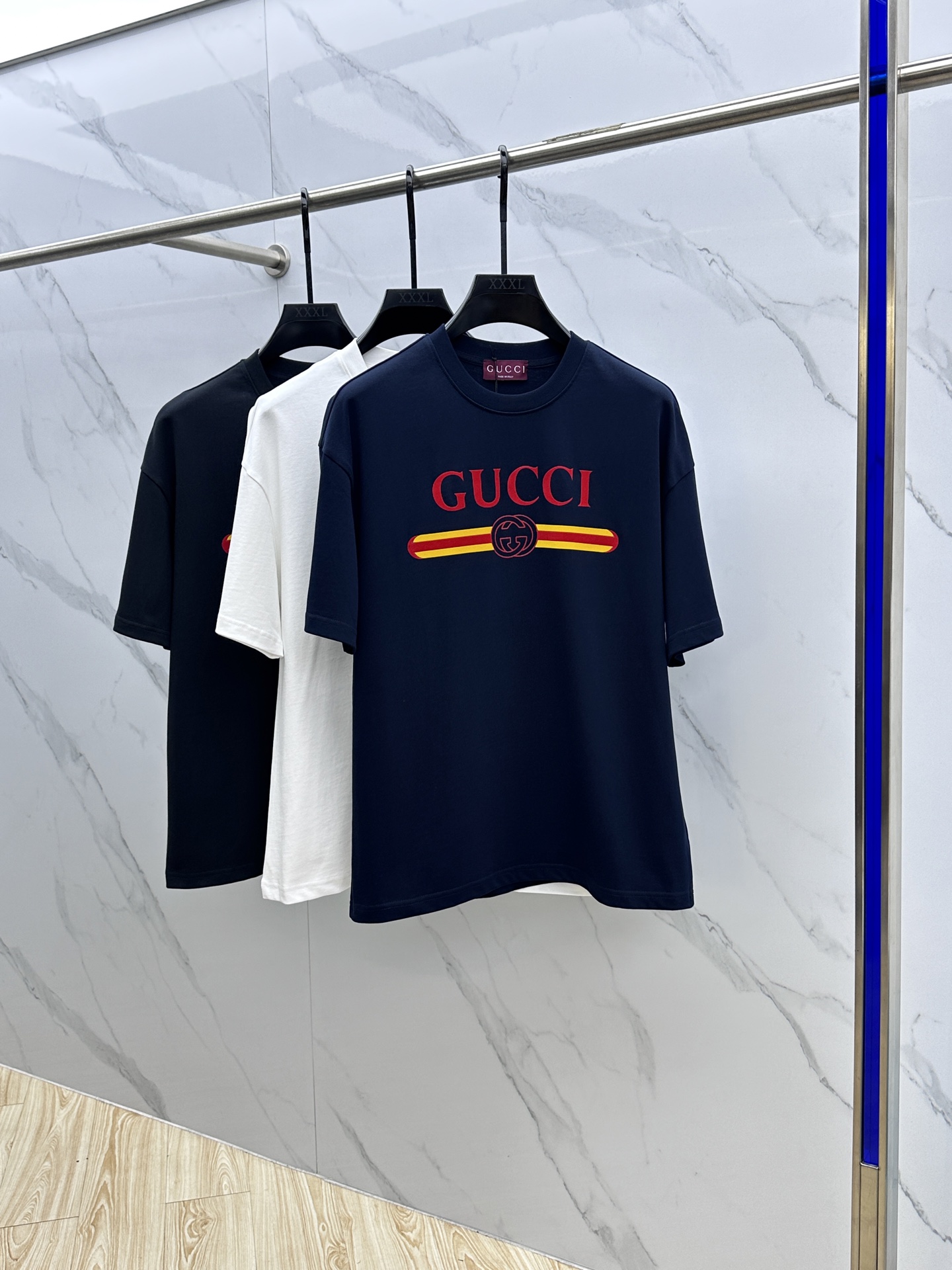 NO:426111,Gucci*Gucci FW spring and summer new round neck bottoming T-shirt, three-dimensional logo micro-contour half-sleeved, active cotton base T-shirt, cotton, glutinous and skin-skinned, soft and tough. Processing, toughness and wrinkle resistance have been greatly improved. The micro-contour tailoring is very well-placed, and the three-dimensional printing process on the chest logo is extremely recognizable. The three-standard logo is complete, and the single-skinned base must be used. The same et code number for men and women, S-XL, gucci, gucci, tees, t-shirt, alexander wang19860909Gucci*古驰 FW春夏新品圆领打底外穿T恤,立体感logo微廓形半袖,活性纯棉打底T恤,棉,手感面糯有骨感,柔而有韧性.工艺处理,韧性和抗皱性能得到大幅度提高.微廓形剪裁很到位,胸前logo立体印花工艺.辨识度极高.三标齐全,单穿打底必备单品. 男女同款et码数S-XL,,gucci,gucci,tees，t-shirt,alexander wang,Men's clothing