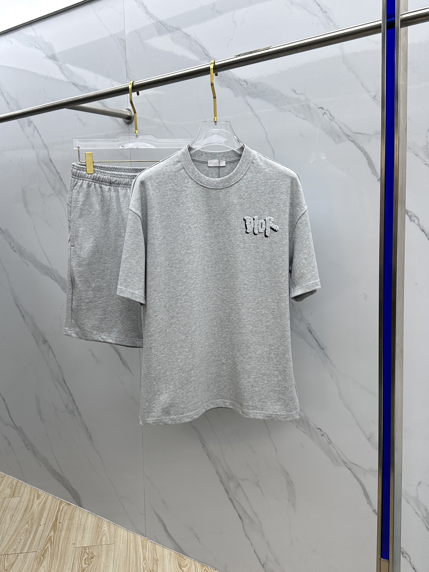 NO:458979,Dior* Dior's latest spring and summer 2025 set, men's and women's models, with few channels for trading companies, and it is released on the official website at the same time!  Basically, it will have its back every season, and I look forward to the performances of all trendy men and women!  This model is made of top-grade pure cotton washing water materials!  It is hard to pick on whether it is skin-friendly or breathable when worn in close-fitting!  The upper body looks very white and supports the complexion of the skin!  Loose style cut, both men and women can easily match your own fashionable and high-end outfit!  X size S-XL, dior, dior, alexander wang19860909Dior*迪奥 2025春夏最新款套装,男女款 贸易公司渠道稀出,同步官网发售！基本每一季都会有它的背影所在,期待着所有潮男潮女们的演绎！此款选用客供顶级纯棉洗水材质打造！贴身穿着亲肤感与透气性都无法挑剔！上身非常的显白承托肤色！宽松版型裁剪,无论男女皆可轻松搭配出属于自我的时尚高级穿搭！X 尺码S-XL,,dior,dior,alexander wang,Men's clothing