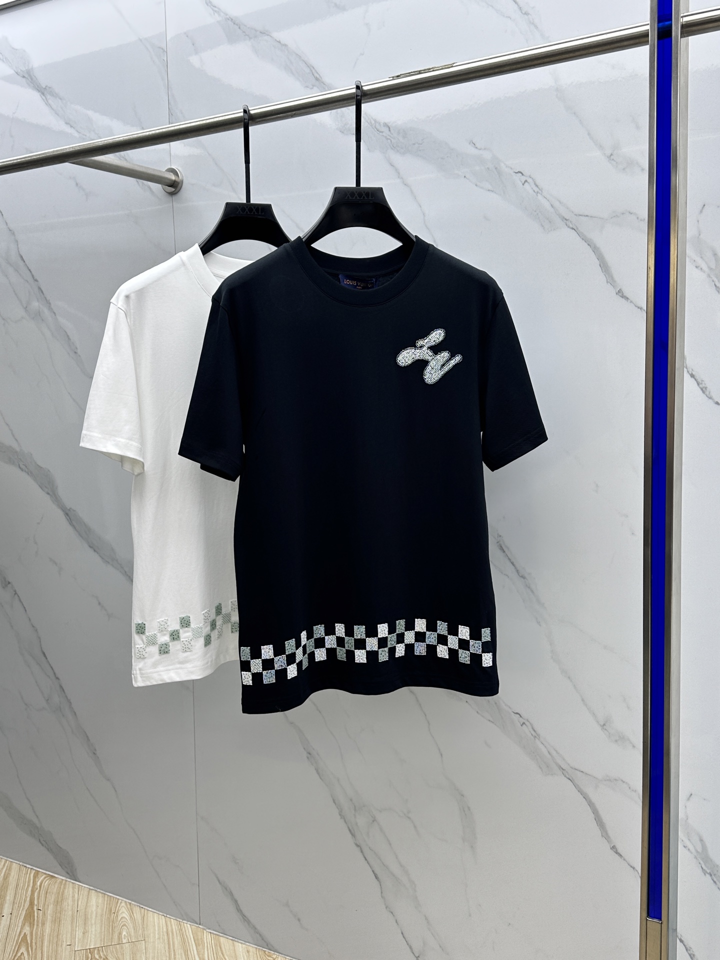 NO:426015,1V* Louis Vuitton 2025FW spring and summer new round neck base-outdoor T-shirt, three-dimensional logo regular half-sleeved beaded logo technology, complicated and complicated. Active pure cotton base T-shirt, cotton, feel glutinous and skin-skinned, soft and tough. Process processing, toughness and wrinkle resistance have been greatly improved. The tailoring is very well-placed and has a high recognition. The three standards are complete, and the necessary items for single-sided base. The same model for men and women, the same size as M-3XL,,louis vuitton,tees, t-shirt, alexander wang198609091V*路易威登 2025FW春夏新品圆领打底外穿T恤,立体感logo常规半袖 串珠logo工艺,繁琐复杂.活性纯棉打底T恤,棉,手感面糯有骨感,柔而有韧性.工艺处理,韧性和抗皱性能得到大幅度提高.剪裁很到位,辨识度极高.三标齐全,单穿打底必备单品. 男女同款hei 码数M-3XL,,louis vuitton,tees，t-shirt,alexander wang,Men's clothing