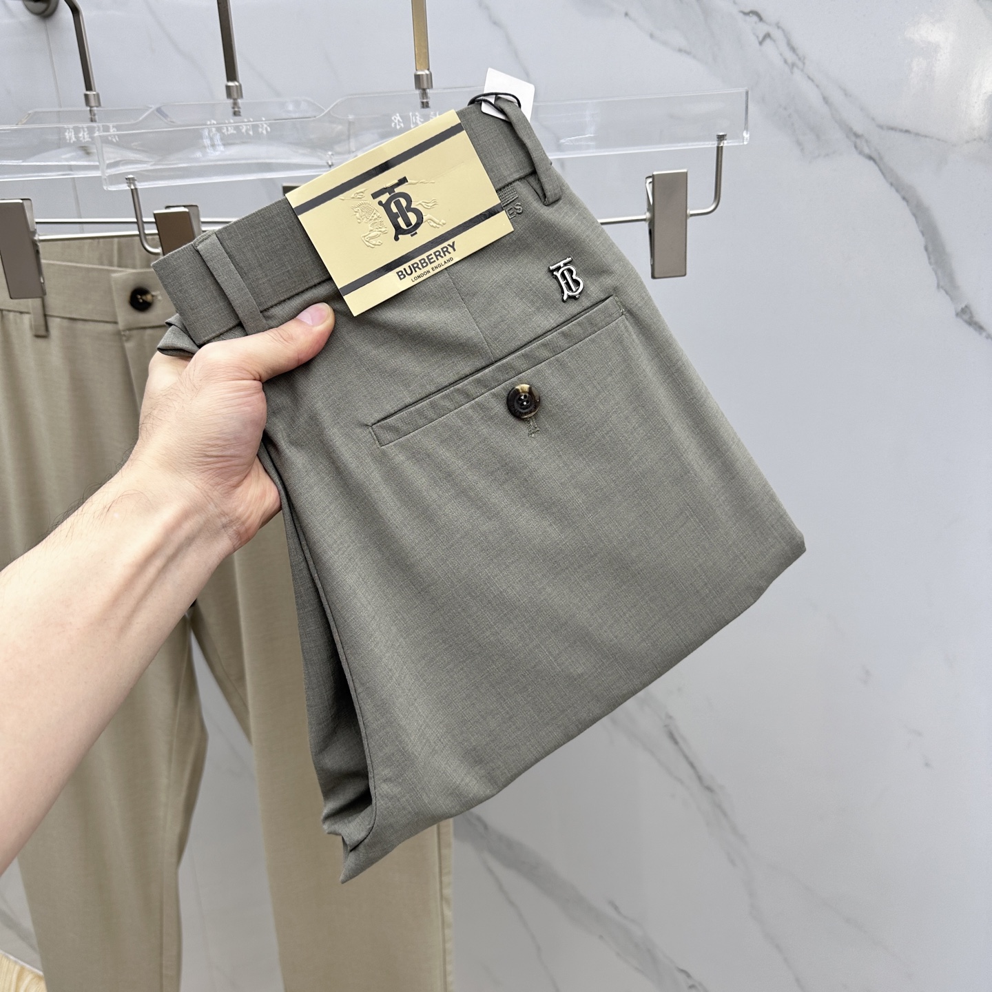 NO:449981,Burberry* Burberry's new spring and summer casual trousers, released simultaneously on the official website, trouser body craft design, imported customer-supplied auxiliary materials, fabric customization, and OEM products are free of inspection!  Every detail is the ultimate, the original hardware accessories are full of trendy style, complete with three standards, stylish and handsome on the upper body, and a must-have item for trendy people!  Original production of Ax!  Number of codes 29-40 None 37.39, burberry, burberry, alexander wang19860909Burberry*巴宝莉 春夏新品休闲裤西裤,官网同步发售,裤身工艺设计,进口客供辅料、面料定制,代工厂出品免检！每个细节做到极致,原版五金配件,潮范十足、三标齐全,上身有型帅气,潮人必备单品！ Ax原单出品！ 码数29-40无37.39,,burberry,burberry,alexander wang,Men's clothing